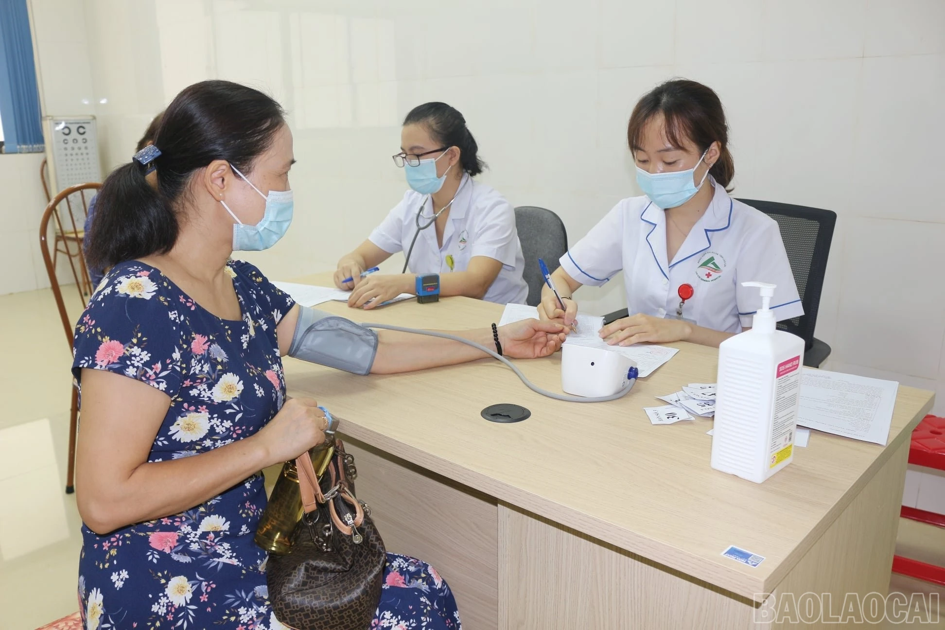 khám chữa bệnh.jpg