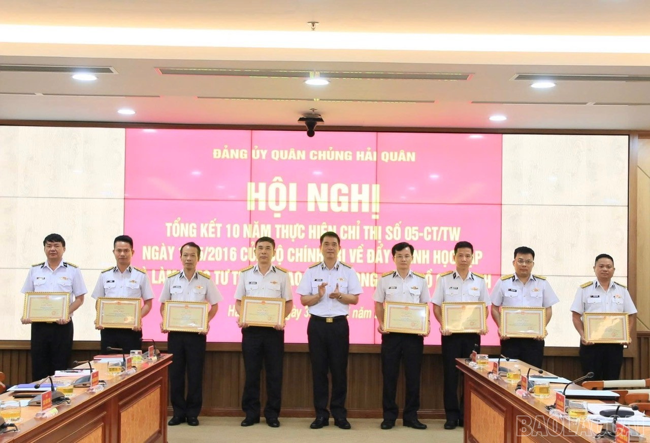 Thiếu tướng Nguyễn An Phong trao thưởng cho các tập thể, cá nhân đạt thành tích xuất sắc. baolaocai-br_z6654798815562-dd774d89ac79e6736786aac58df38fa0.jpg