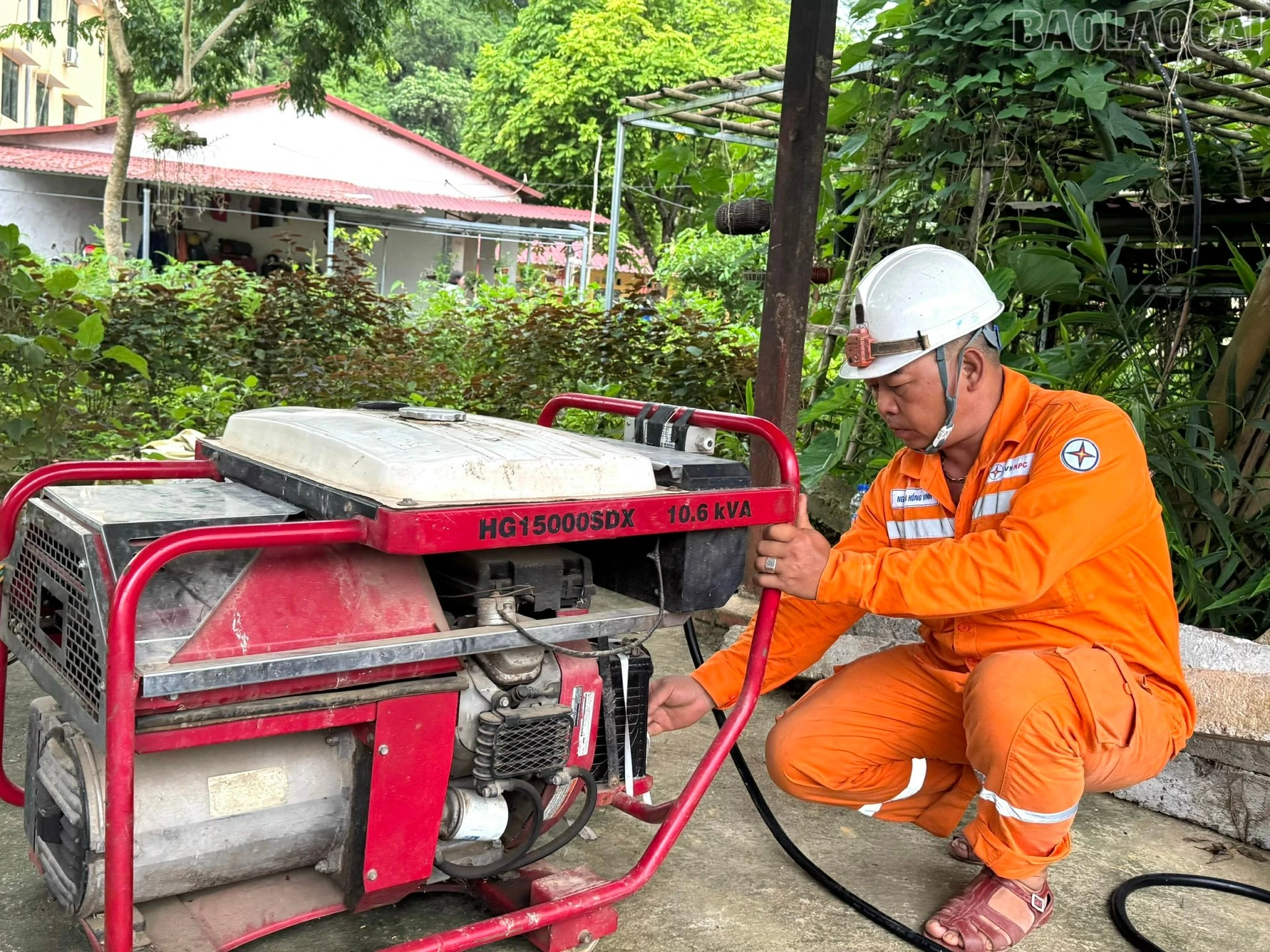 Vận hành máy phát điện để cấp điện tại điểm thi số 2 huyện Mường Khương.