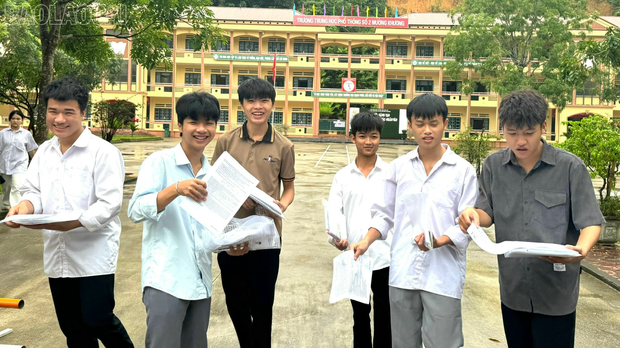 Thí sinh kết thúc môn thi với tâm lý thoải mái. Thí sinh kết thúc môn thi với tâm lý thoải mái.