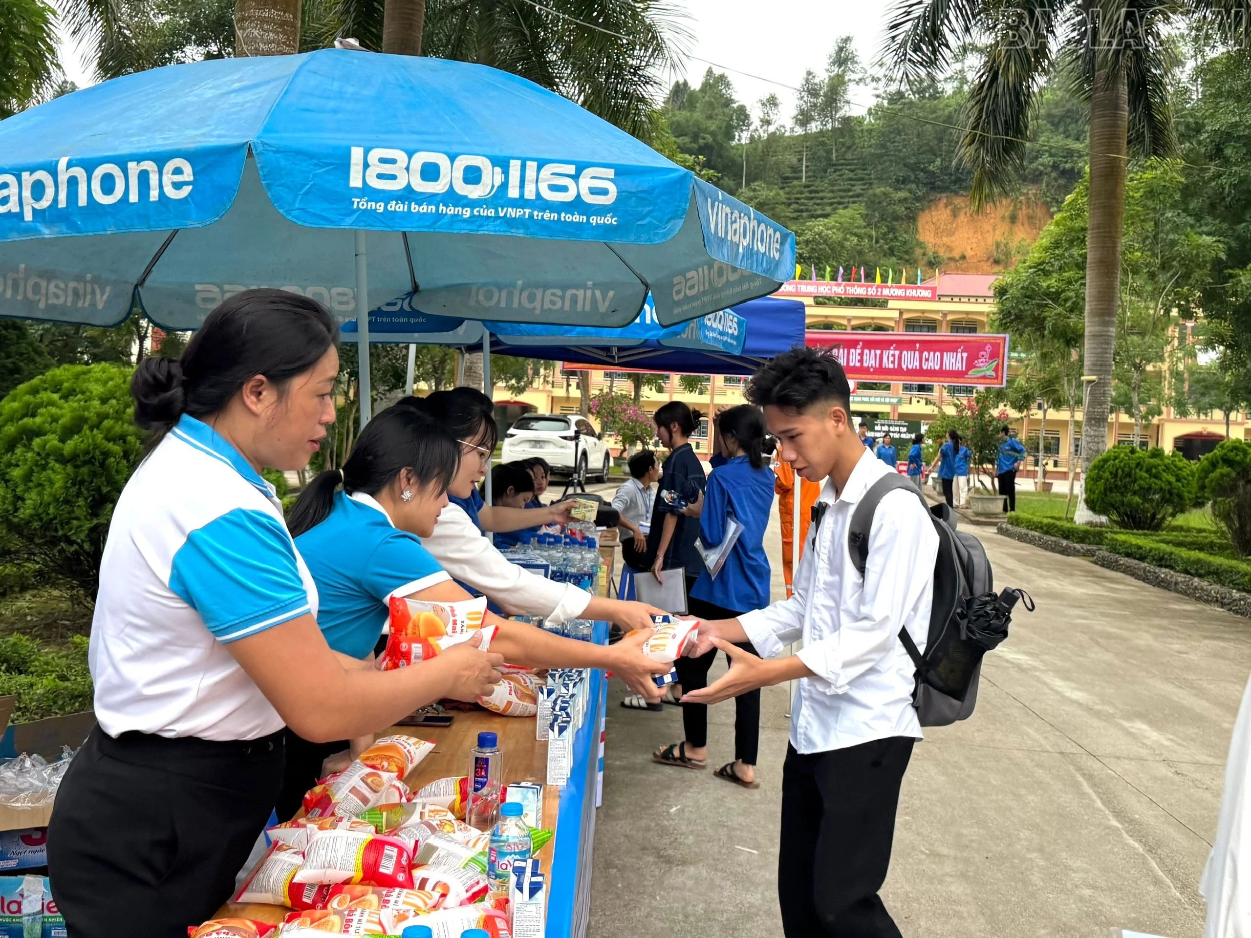 Lực lượng tiếp sức mùa thi hỗ trợ đồ ăn sáng, nước uống miễn phí cho các sĩ tử tại điểm thi số 2.