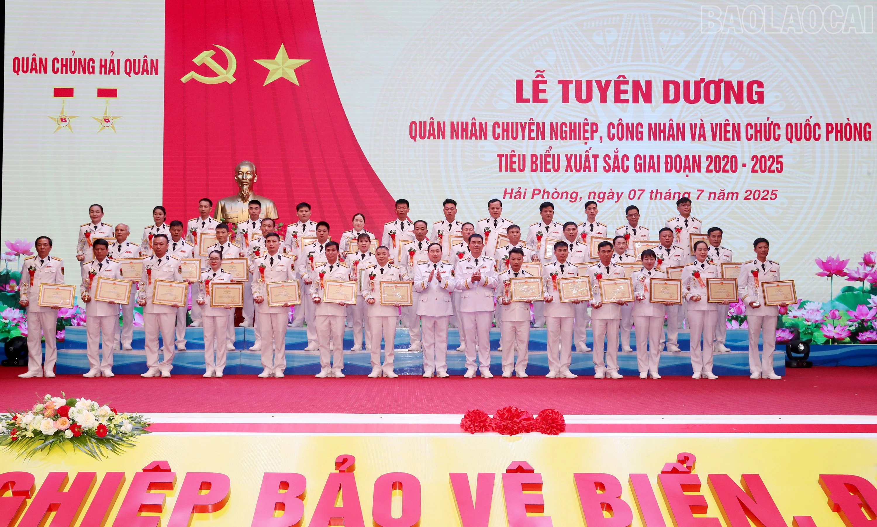 baolaocai-tr_dong-chi-tu-lenh-va-chinh-uy-hai-quan-trao-thuong-cho-cac-qncn-tieu-bieu-xuat-sac.jpg