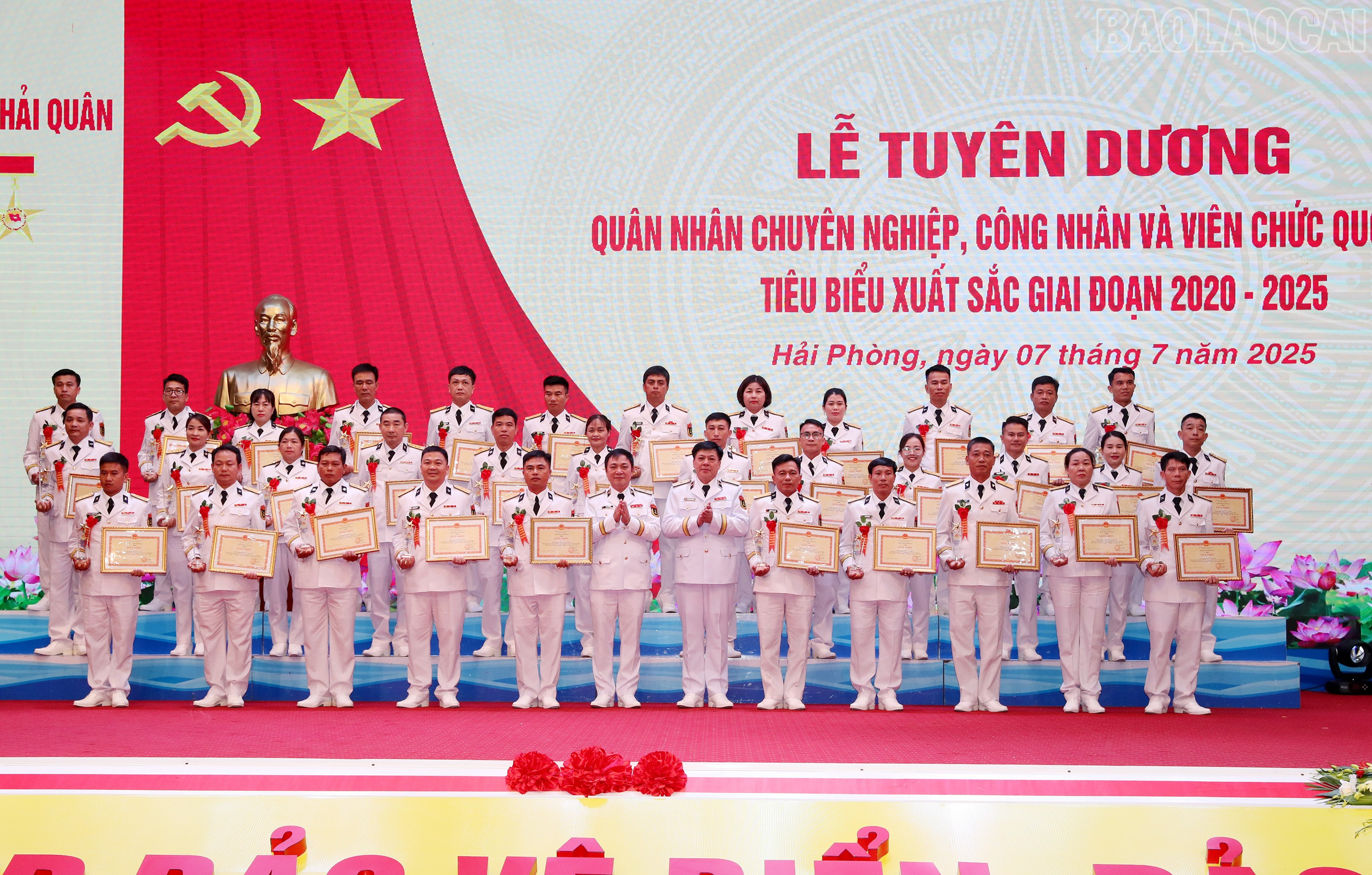 Tặng Bằng khen và Giấy khen cho 122 quân nhân chuyên nghiệp, công nhân và viên chức tiêu biểu, xuất sắc. baolaocai-tr_thu-truong-bo-tu-lenh-trao-thuong-cho-qncn-tai-buoi-le.jpg