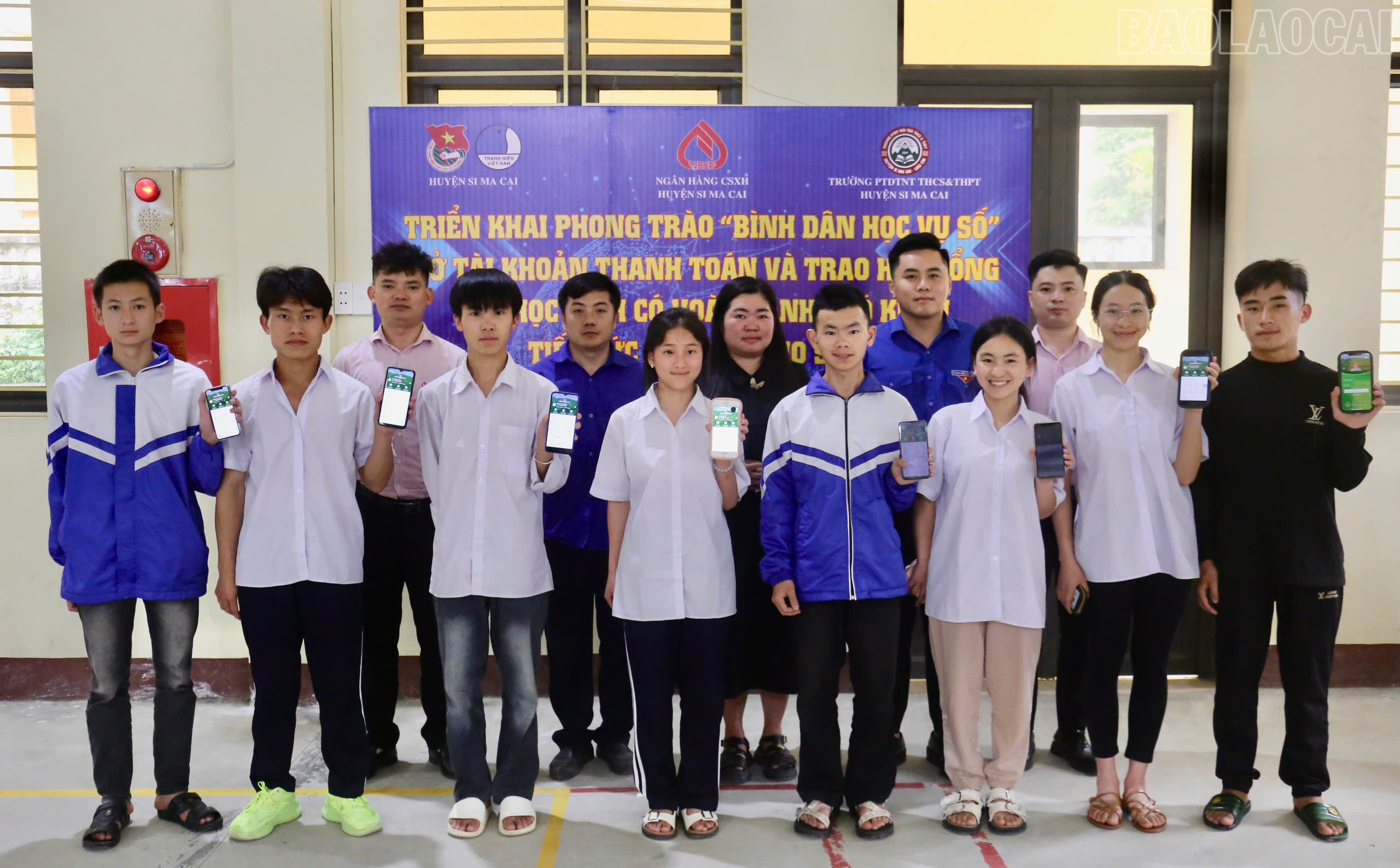 Sau khi mở tài khoản, 10 học sinh được nhận học bổng tiếp sức mùa thi. baolaocai-tr_trao-hoc-bong.jpg