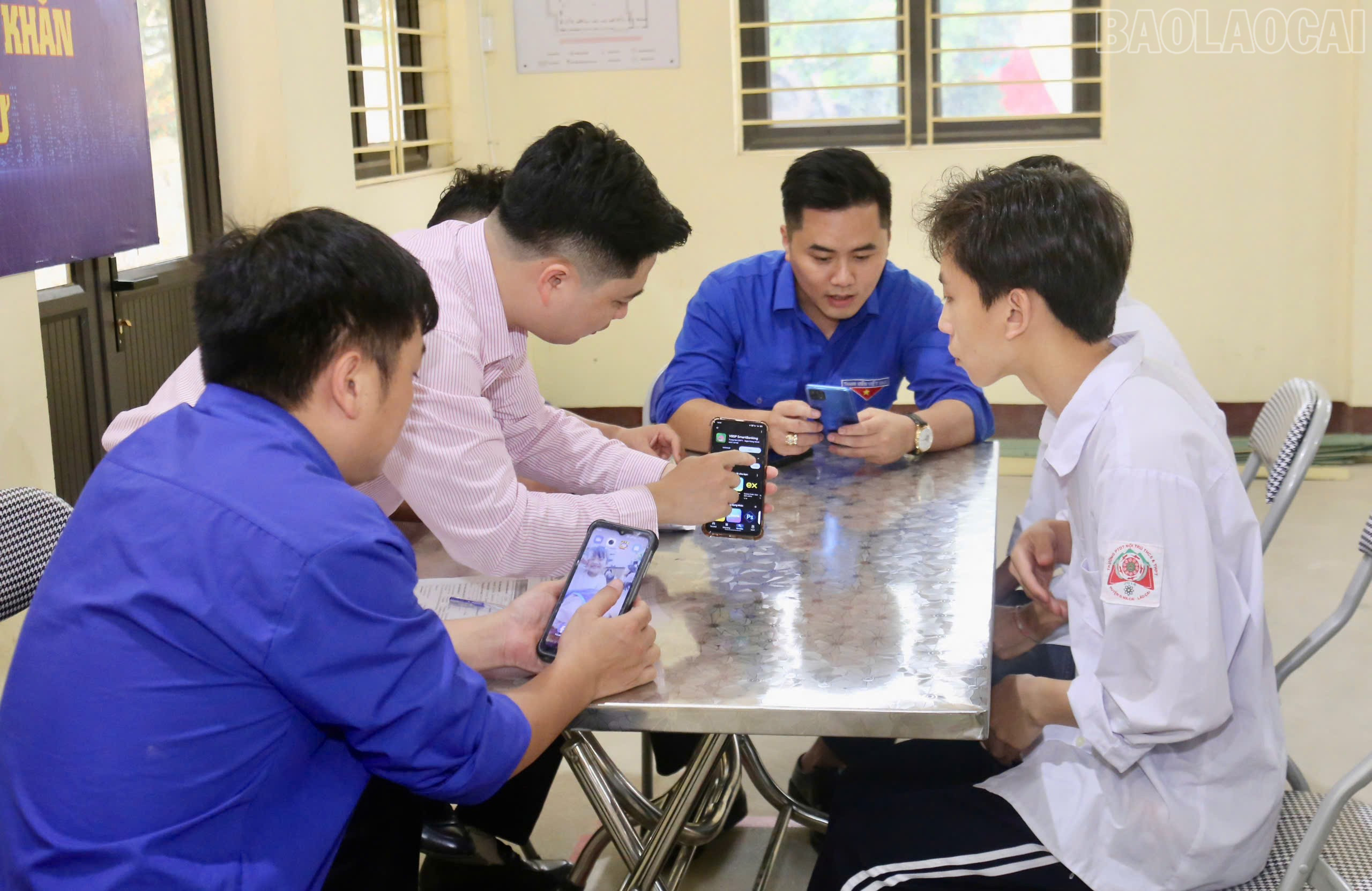 Hướng dẫn các em sử dụng các tiện ích trên ứng dụng ngân hàng số. baolaocai-tr_huong-dan.jpg