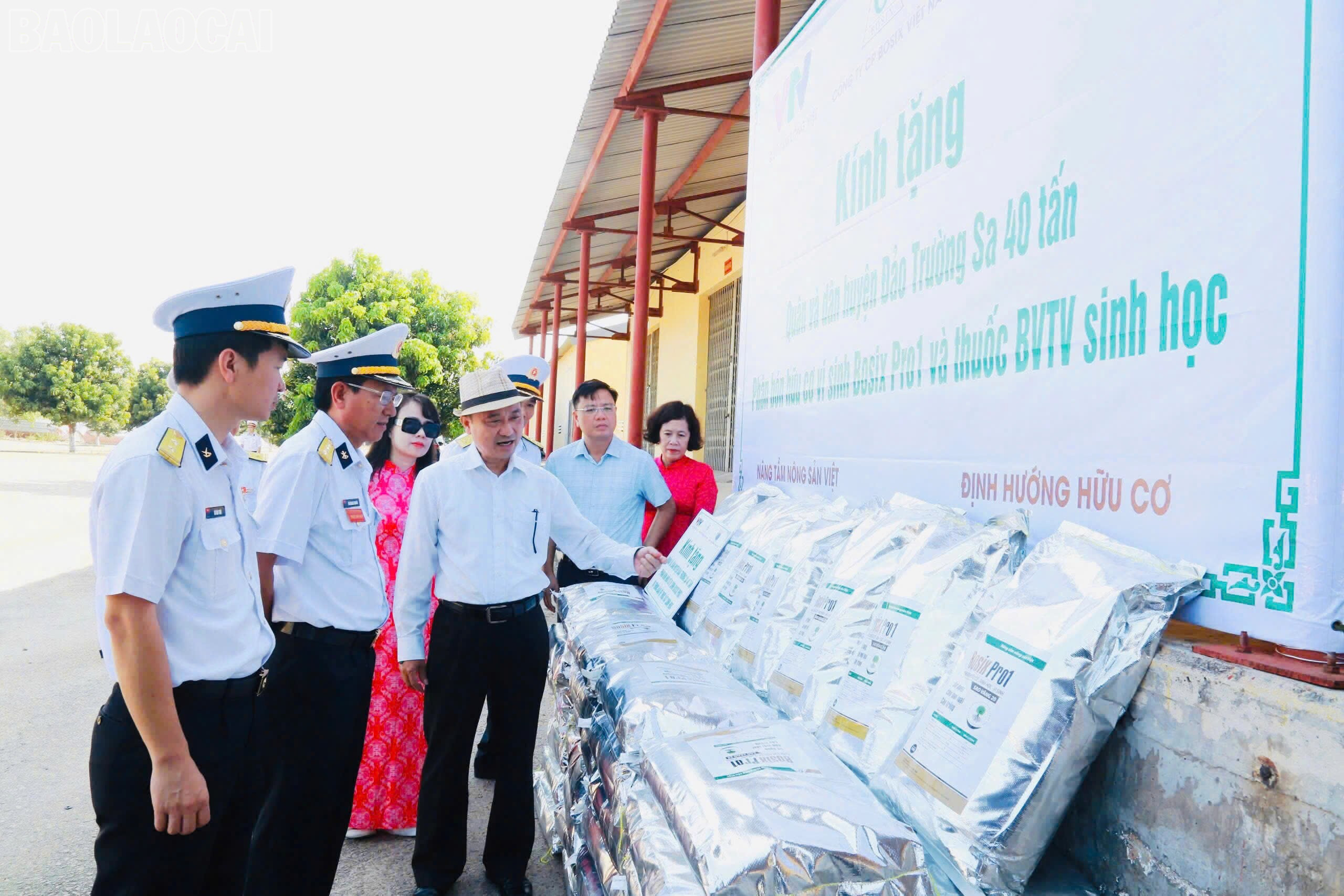 Vùng 4 Hải quân tiếp nhận phân bón hỗ trợ Chương trình “Xanh hóa Trường Sa”. baolaocai-tl_phan-bon-4.jpg