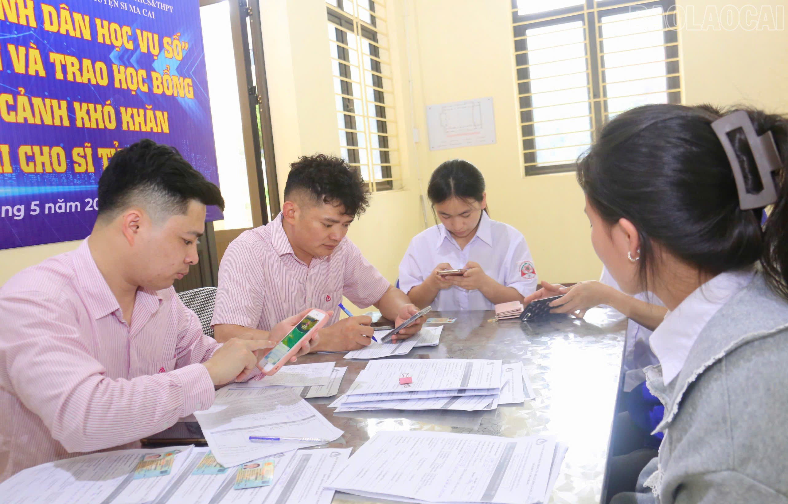 Học sinh đủ tuổi theo yêu cầu được hỗ trợ mở tài khoản ngân hàng. baolaocai-tr_mo-tai-khoan.jpg