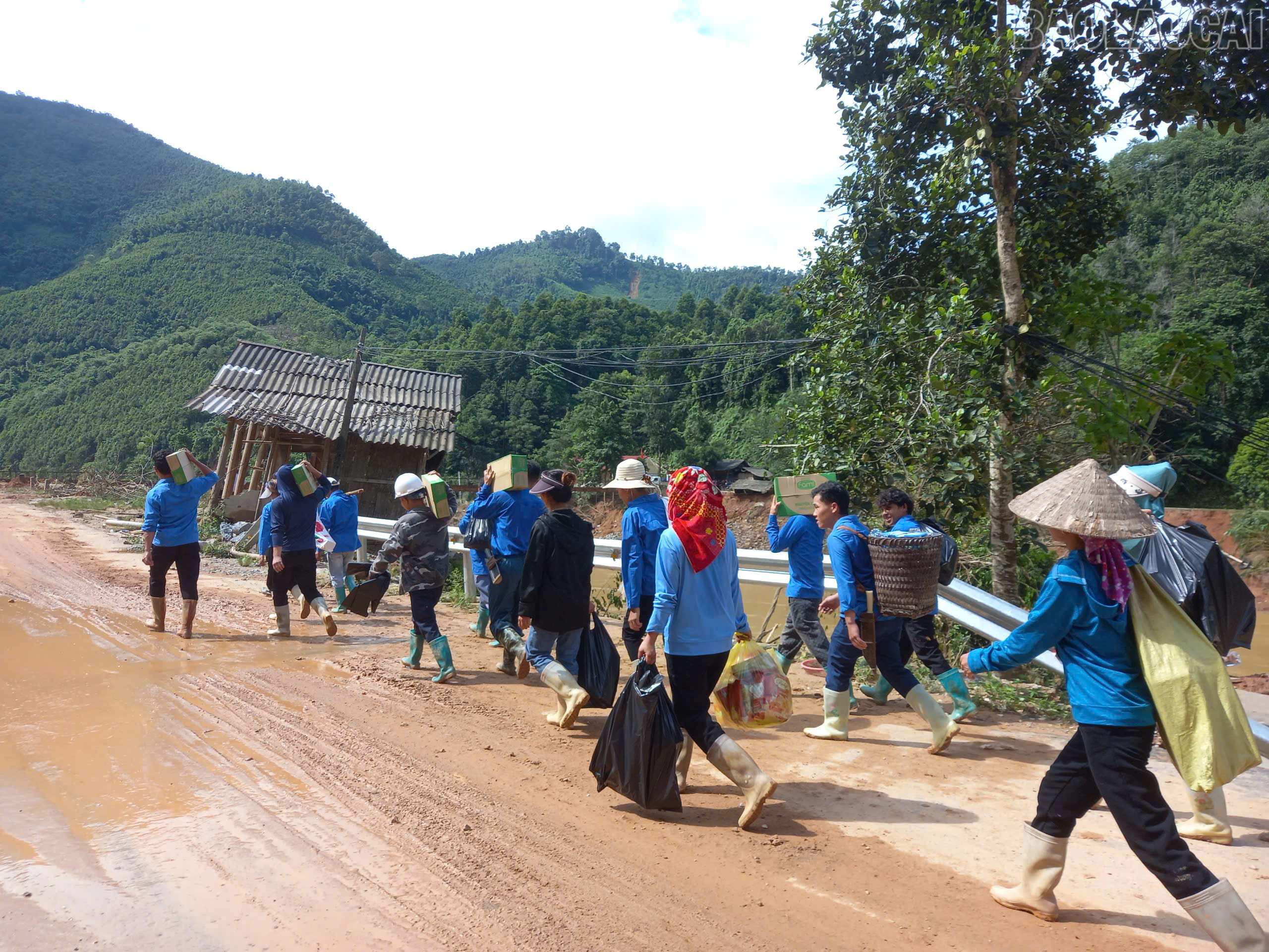 Các đoàn thiện nguyện hỗ trợ người dân bị ảnh hưởng bởi thiên tai. cô lập 3.jpg