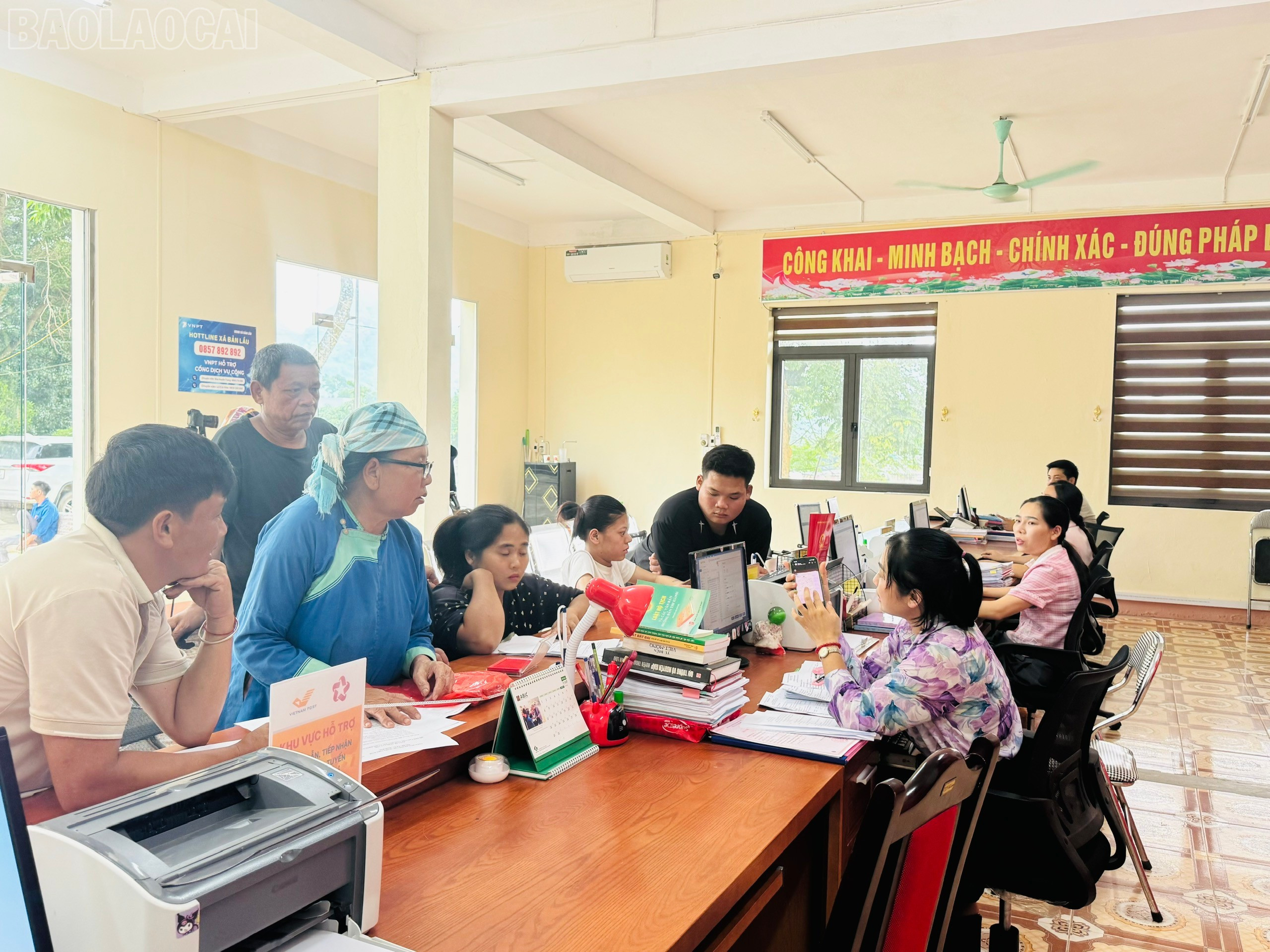 Chuyên viên tại Trung tâm Phục vụ Hành chính công xã Bản Lầu hướng dẫn người dân thực hiện dịch vụ công trực tuyến trên thiết bị di động thông minh. baolaocai-tl_huong-dan-dich-vu-cong-bl.jpg