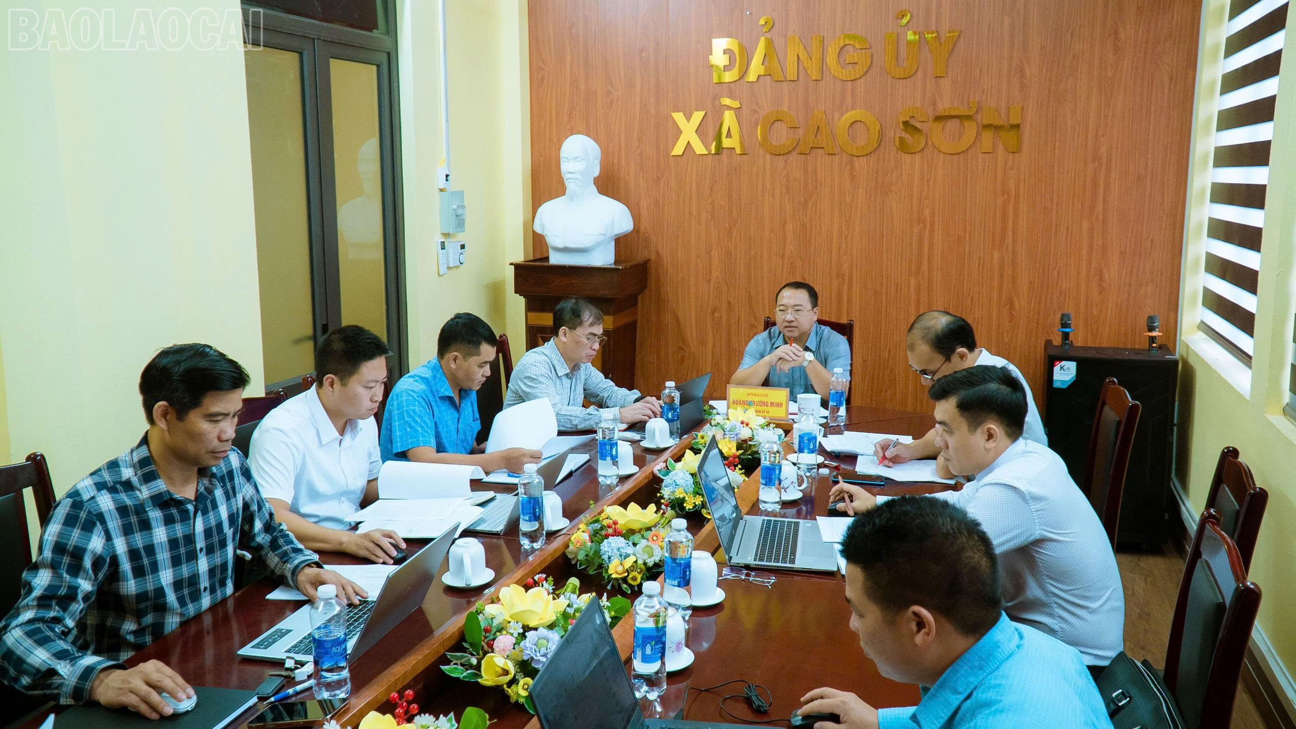 Một buổi họp được kết nối trực tuyến tại xã Cao Sơn. baolaocai-tl_hop-truc-tuyen.jpg