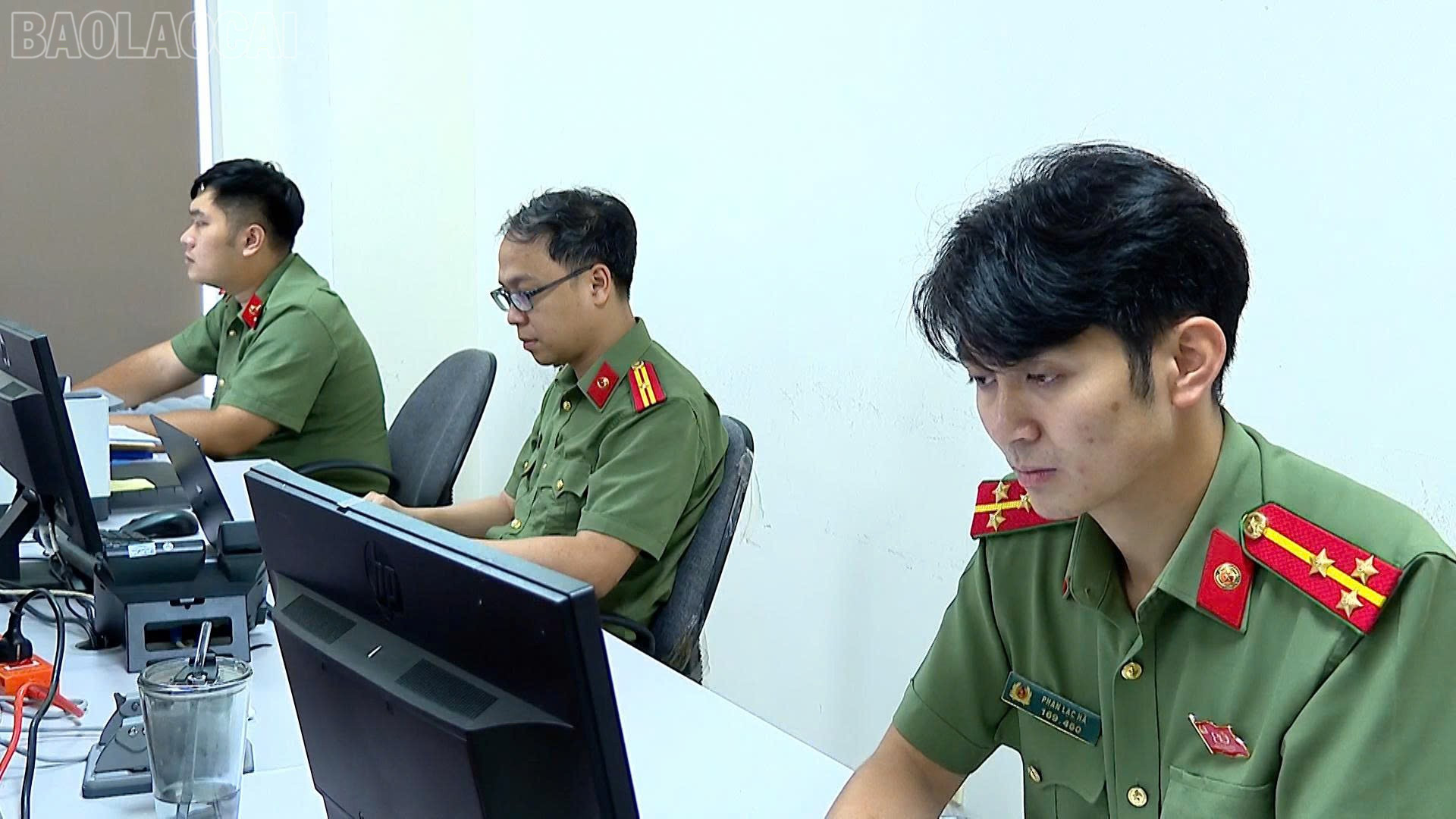 Lực lượng chức năng chủ động rà quét, phát hiện các lỗ hổng bảo mật, loại bỏ các mã độc. baolaocai-tl_congan.jpg