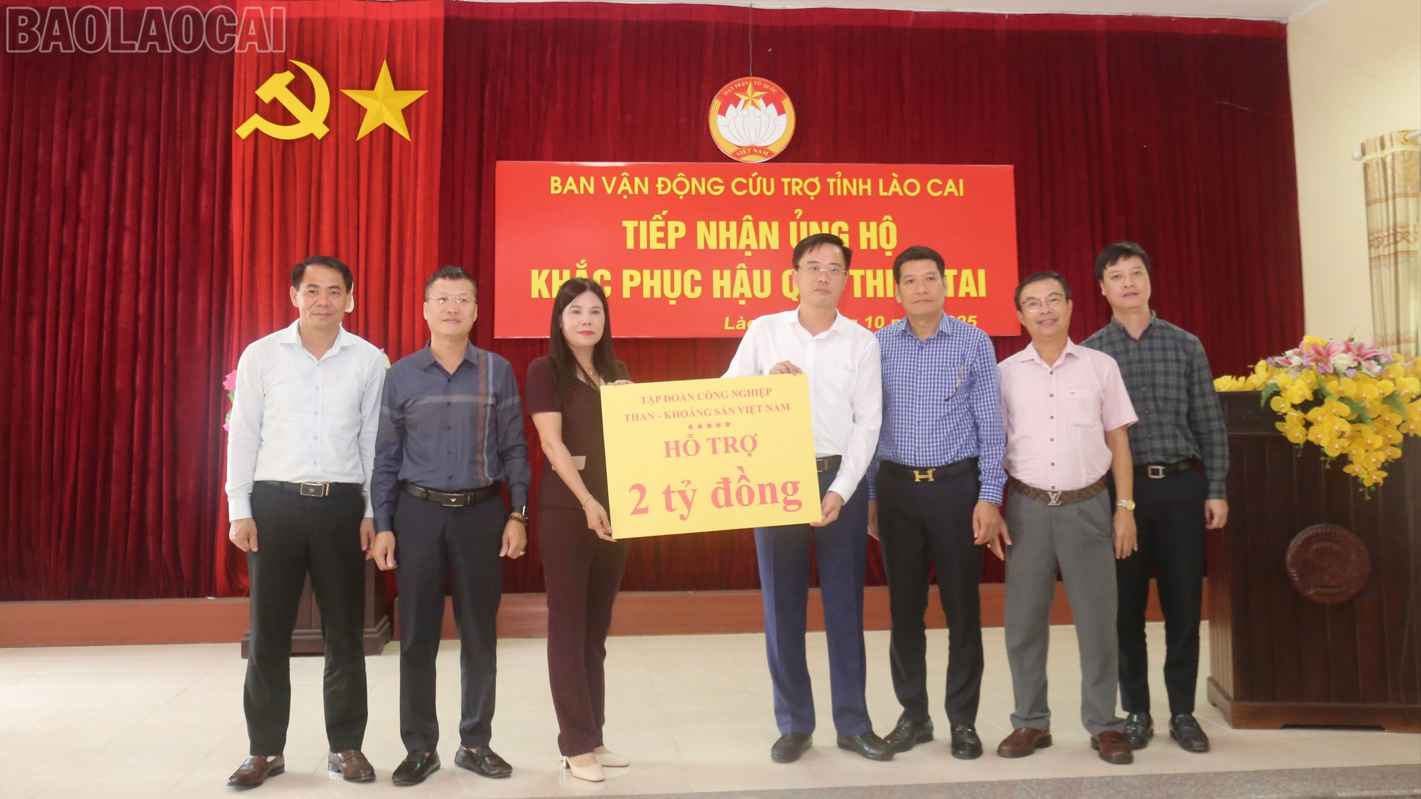 Tập đoàn Công nghiệp Than - Khoáng sản Việt Nam trao ủng hộ 2 tỷ đồng. baolaocai-tl_img-7086.jpg