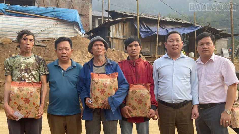 Trao hỗ trợ người dân chịu ảnh hưởng bởi thiên tai tại xã A Mú Sung. baolaocai-tr_trao-truc-tiep.jpg