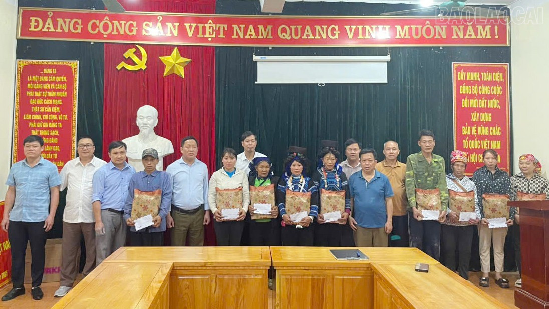 Trao quà hỗ trợ người dân xã A Lù. baolaocai-tr_a-lu.jpg