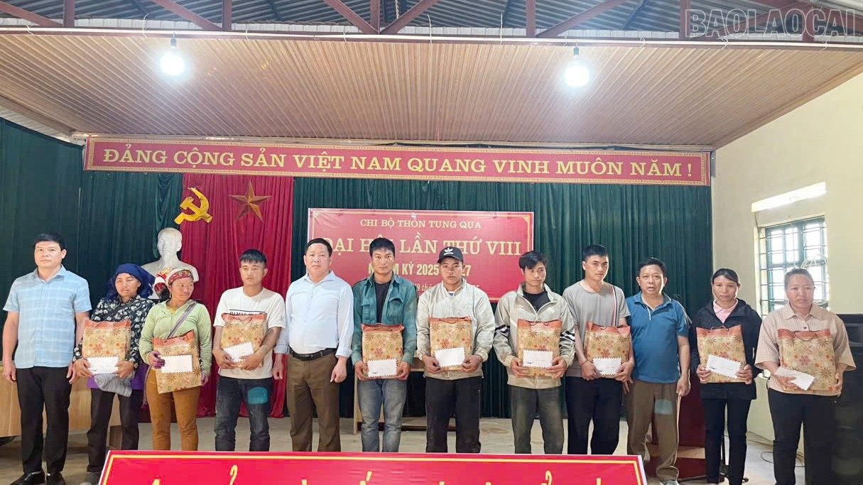 Người dân xã A Mú Sung nhận quà hỗ trợ. baolaocai-tr_a-lu-dd.jpg