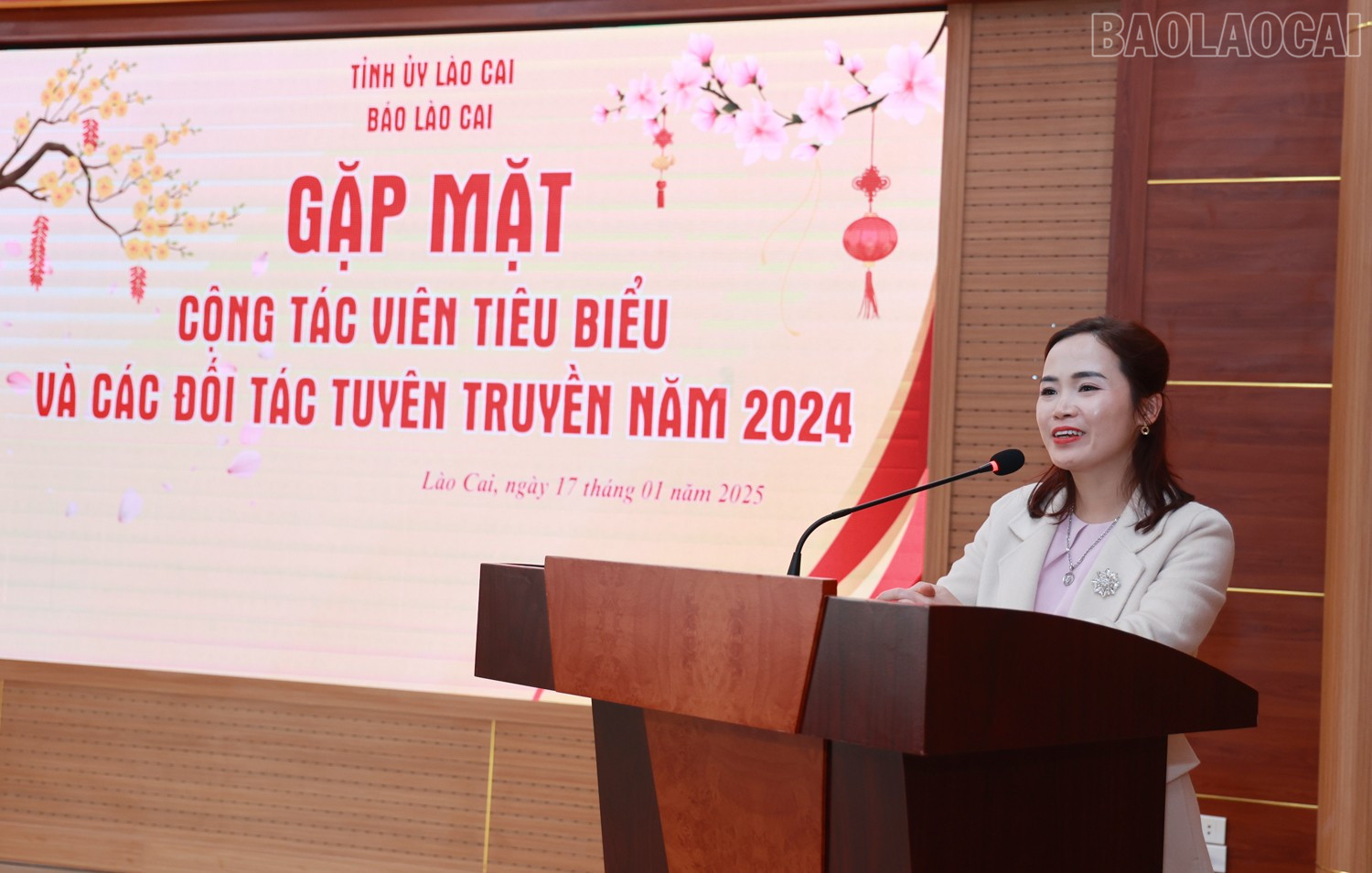Đại diện cộng tác viên tiêu biểu phát biểu tại buổi gặp mặt. baolaocai-tr_0b0a7467.jpg