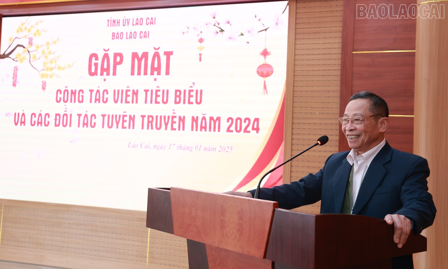 Cán bộ hưu trí của Báo Lào Cai phát biểu tại buổi gặp mặt. baolaocai-tr_0b0a7388.jpg