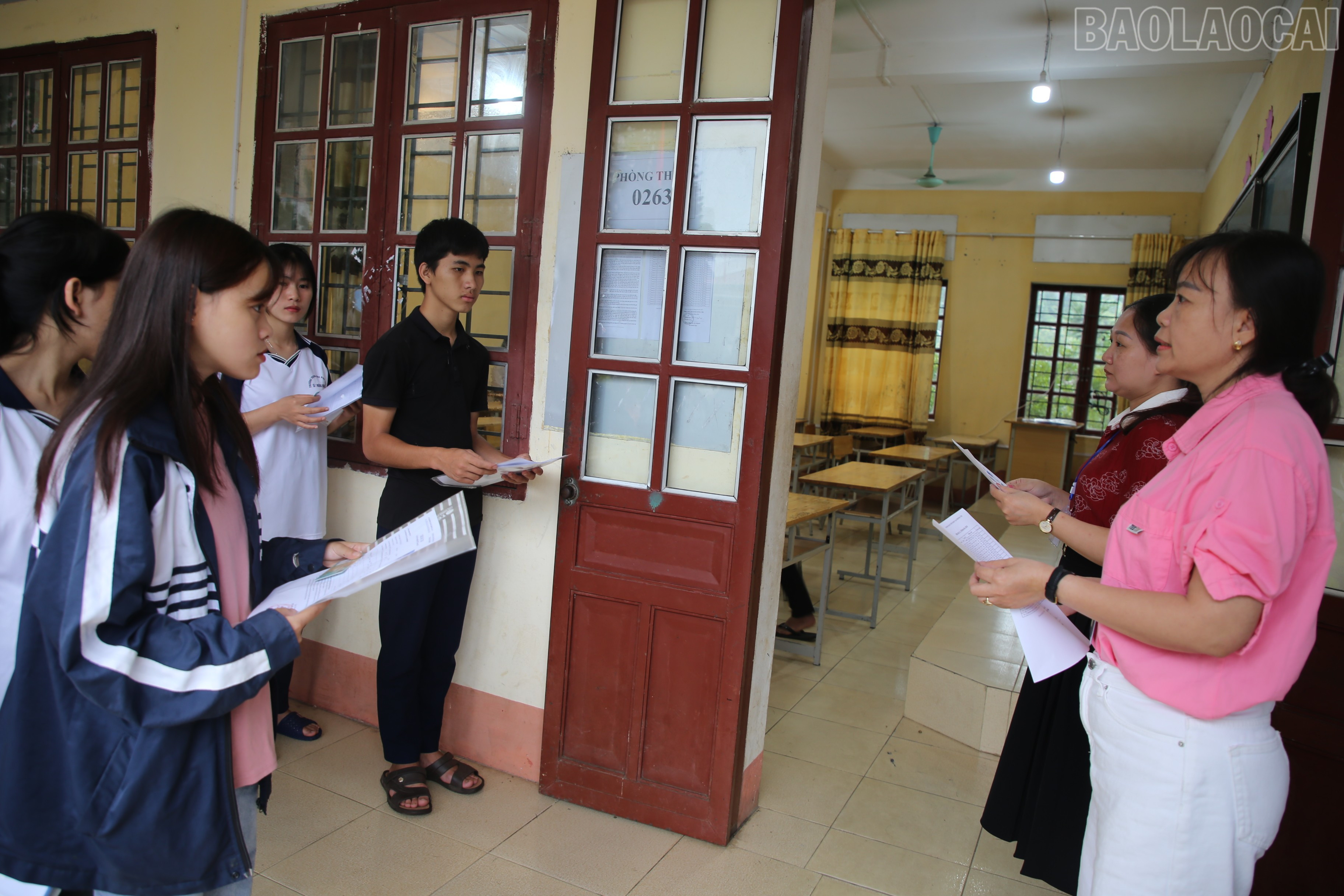 Thí sinh Mường Khương bước vào môn thi Ngữ Văn. Thí sinh Mường Khương bước vào môn thi Ngữ Văn.