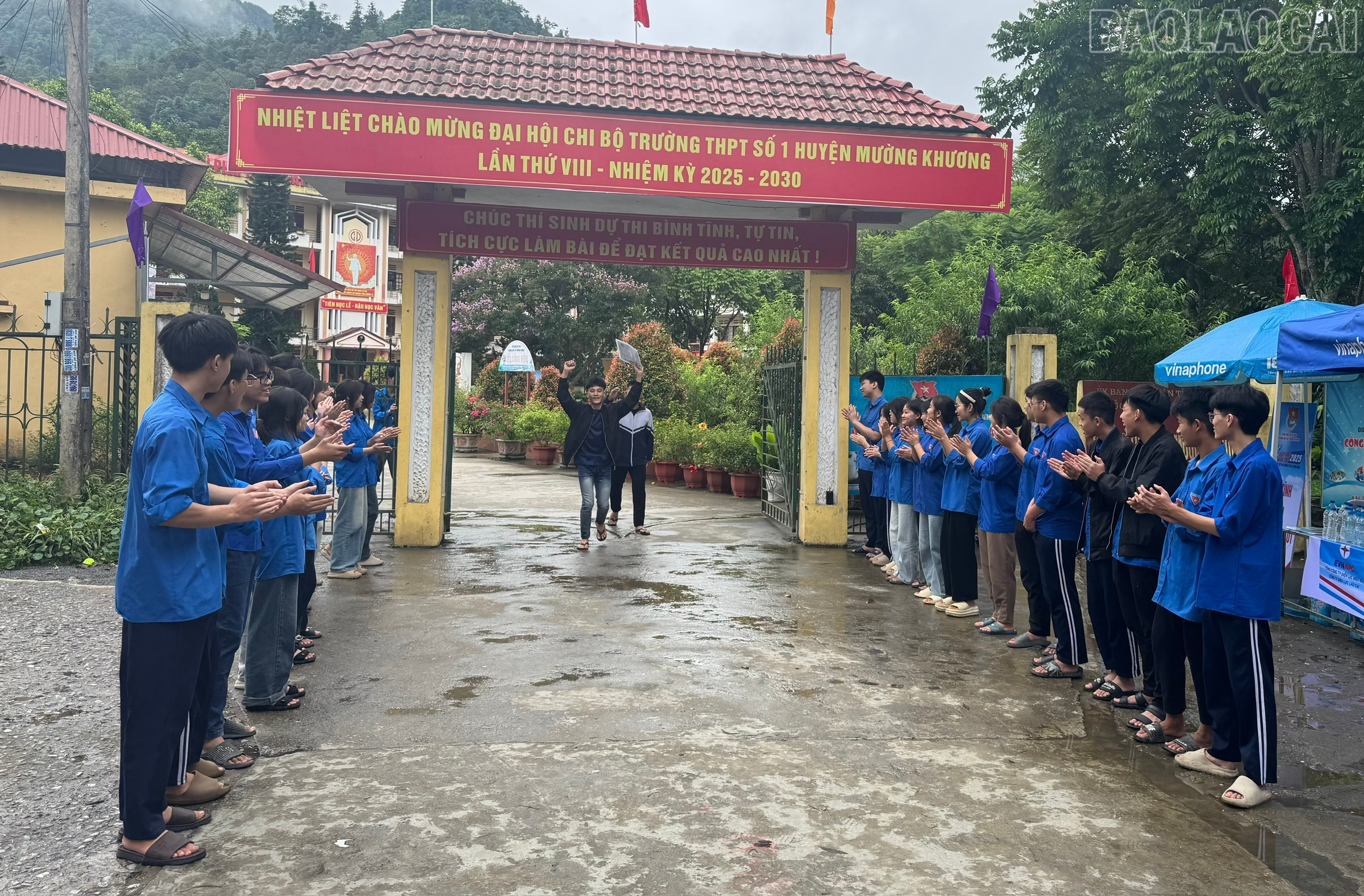 Thí sinh tự tin sau khi kết thúc môn thi đầu tiên. Thí sinh tự tin sau khi kết thúc môn thi đầu tiên.