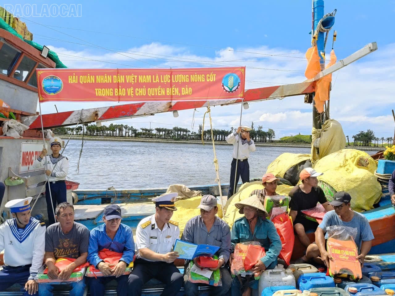 Cán bộ Lữ đoàn 171, Vùng 2 Hải quân tuyên truyền pháp luật cho ngư dân tỉnh Bà Rịa - Vũng Tàu. baolaocai-tl_z6744150027575-04faae86e0068845f044e89bdd49ec55.jpg