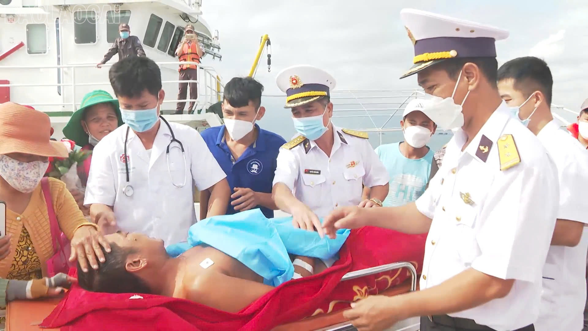 Bộ Tư lệnh Vùng 4 Hải quân bàn giao ngư dân cho gia đình sau khi được cấp cứu thành công trên quần đảo Trường Sa. baolaocai-tl_z6744150621366-0a344014e78d8785f7dcec6b255ab9a4.jpg