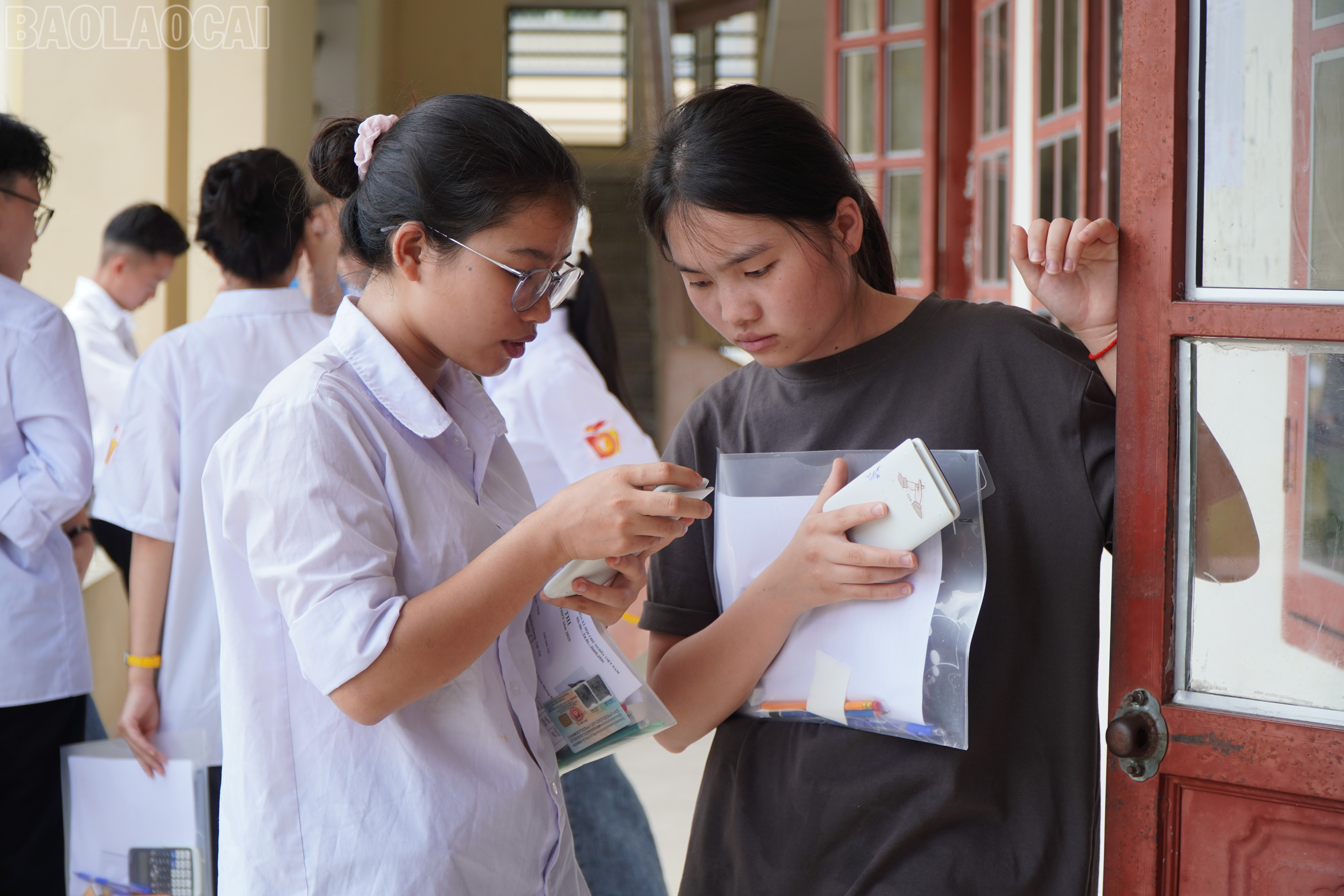 Các thí sinh trao đổi kết quả sau giờ thi. Các thí sinh trao đổi kết quả sau giờ thi.
