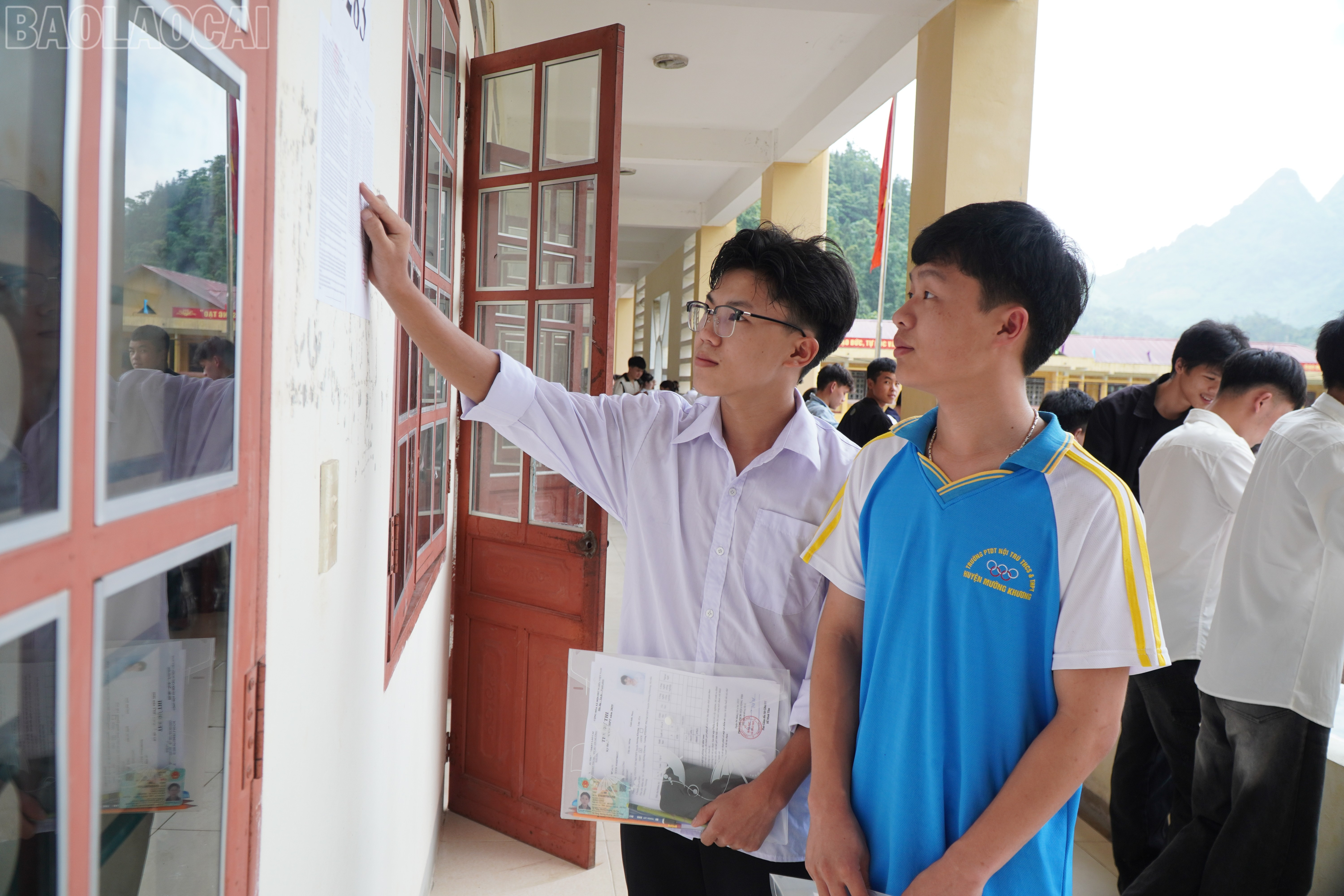 Thí sinh tại điểm thi số 3 huyện Mường Khương bước vào môn thi Toán. Thí sinh tại điểm thi số 3 huyện Mường Khương bước vào môn thi Toán.