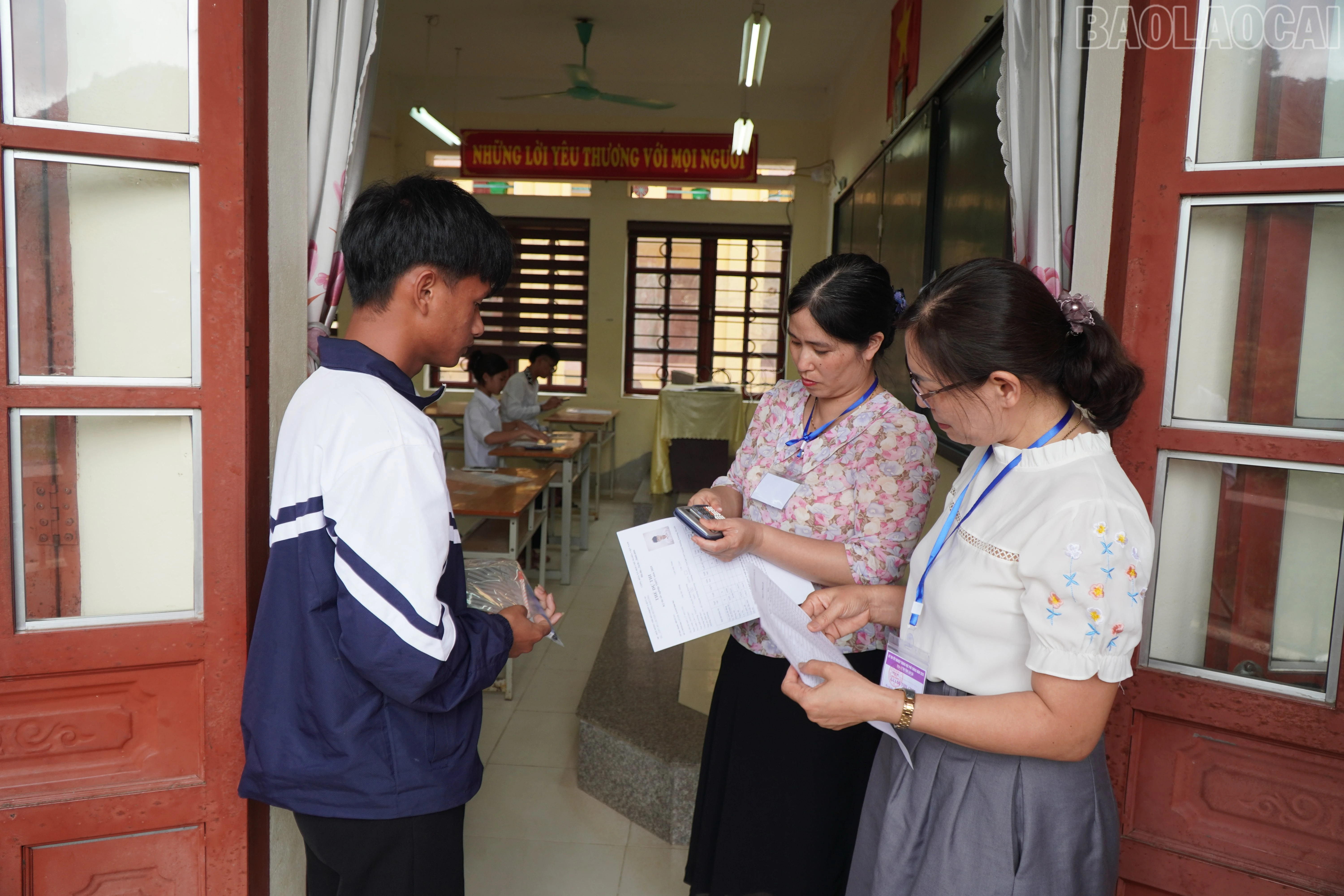 Giám thị kiểm tra đồ dùng, thiết bị của thí sinh trước khi vào phòng thi.