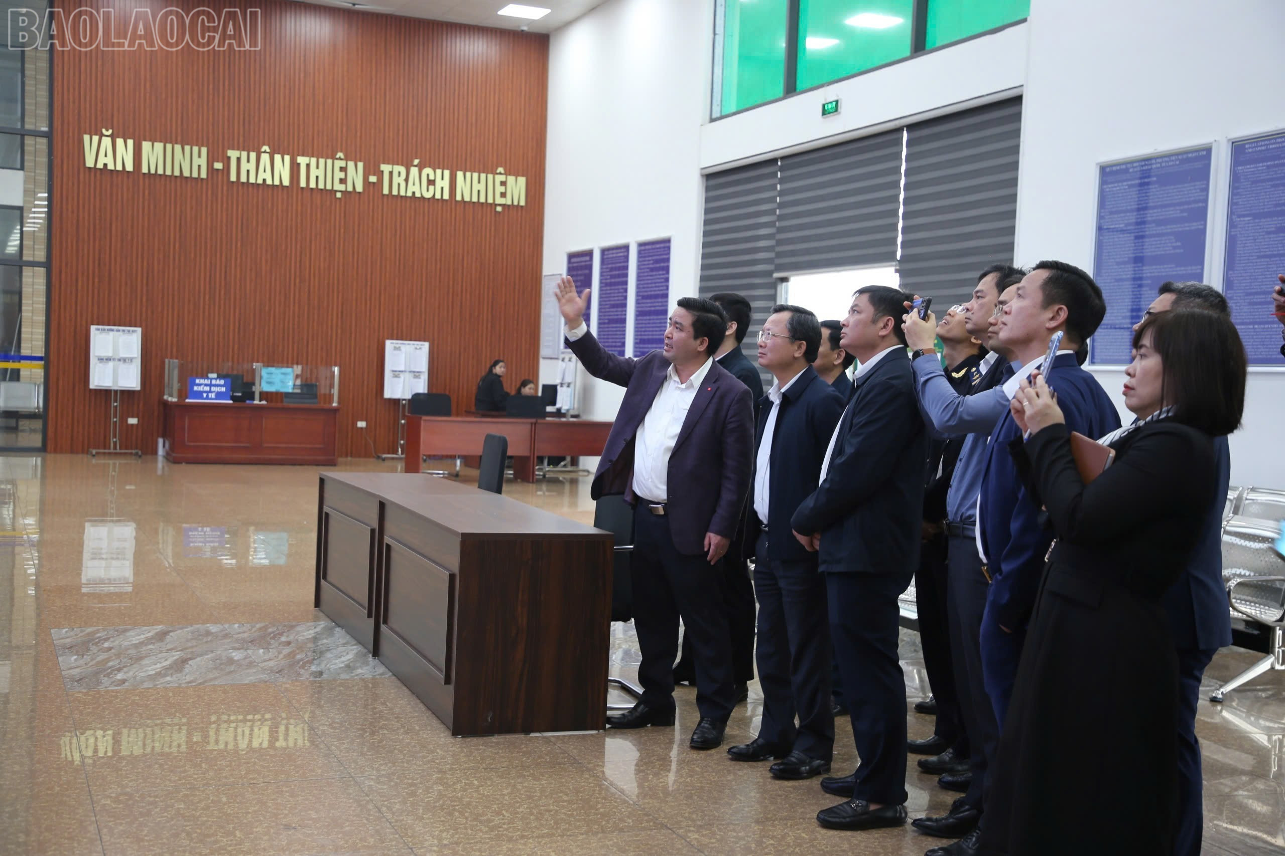 Đoàn công tác khảo sát tại Trung tâm Tiếp nhận, giải quyết thủ tục hành chính tại Cửa khẩu Quốc tế đường bộ số II Kim Thành. baolaocai-tl_1000000296.jpg