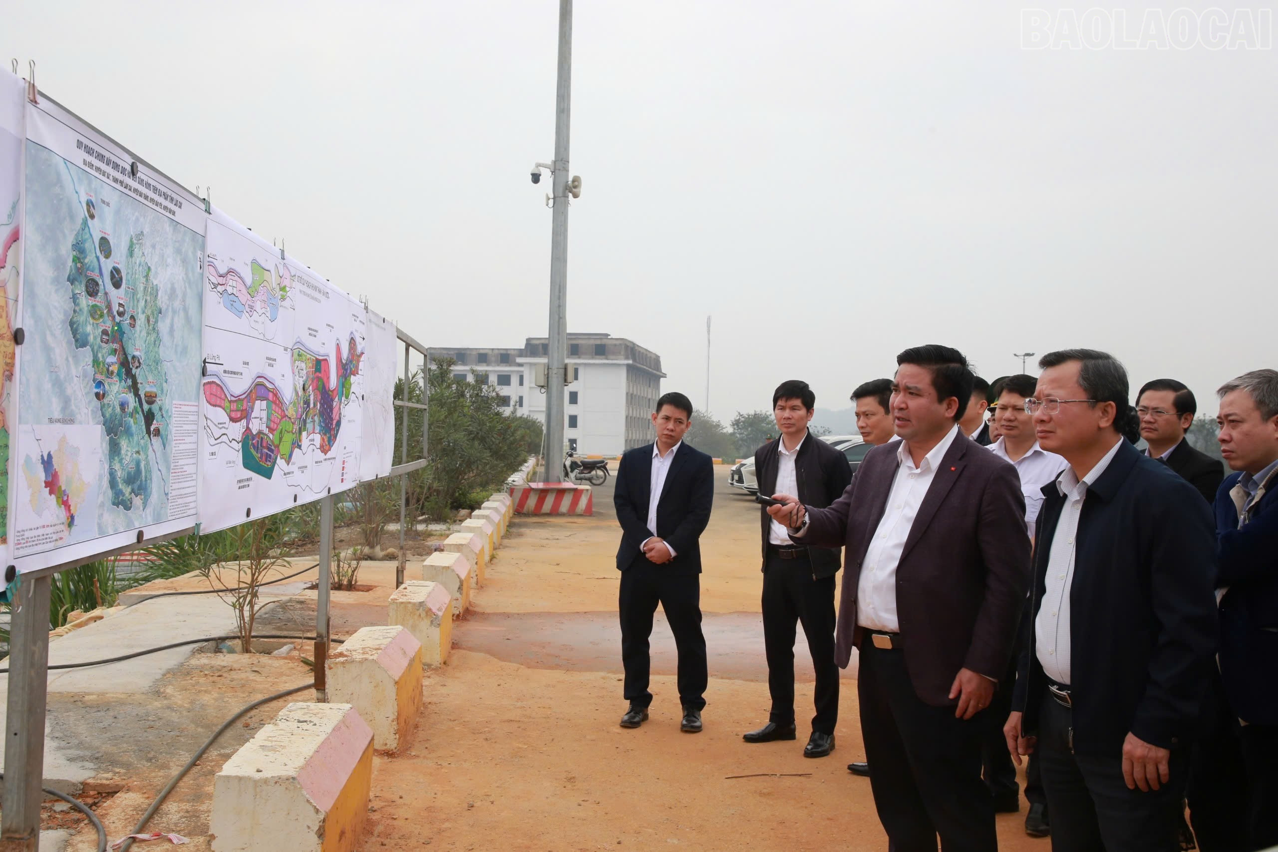 Đoàn công tác nghe giới thiệu về quy hoạch kinh tế cửa khẩu của tỉnh Lào Cai. baolaocai-tr_1000000295.jpg