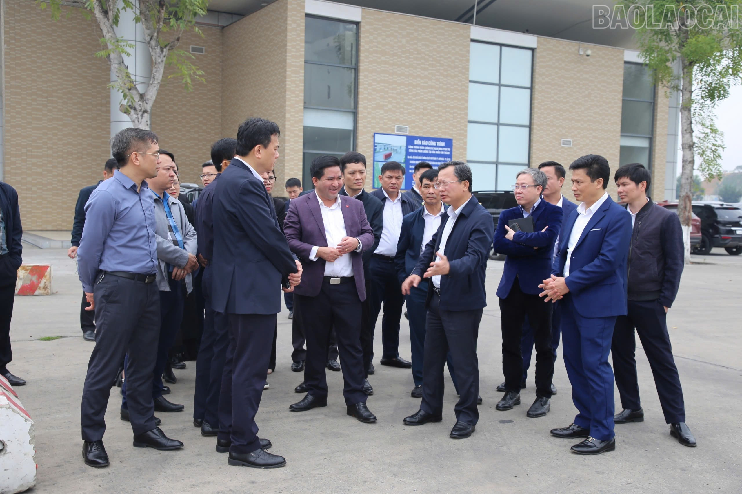 Đoàn công tác tỉnh Quảng Ninh khảo sát tại Cửa khẩu Quốc tế đường bộ số II Kim Thành. baolaocai-tr_1000000294.jpg