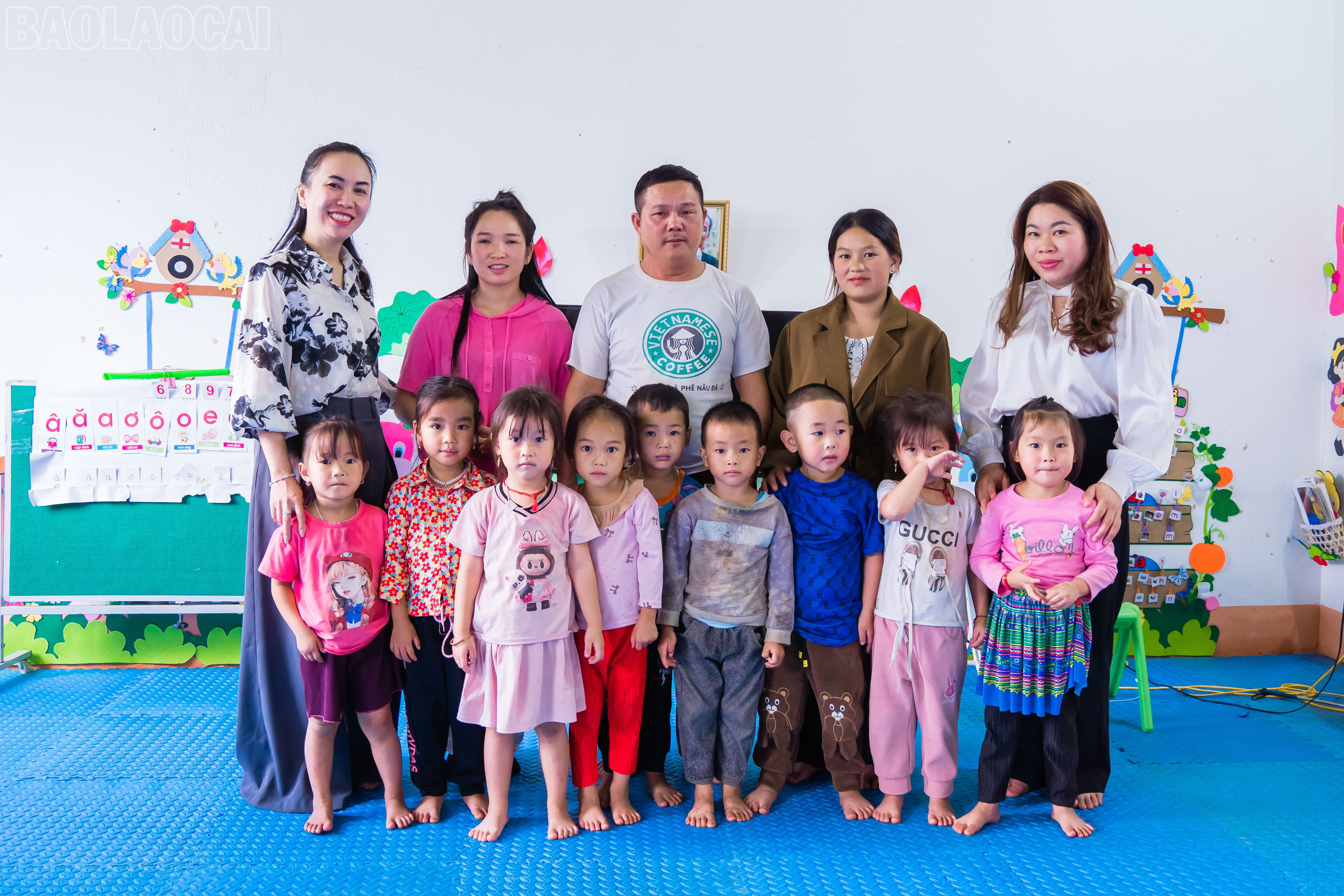 Hội Liên hiệp Phụ nữ xã Mường Khương trao quà cho học sinh điểm trường thôn Gia Khâu B. baolaocai-tl_dsc00358.jpg