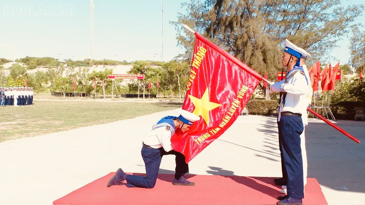 Chiến sĩ mới thực hiện nghi thức hôn Quân kỳ tại Trung tâm Huấn luyện. baolaocai-tl_z6670077842315-ee817ffadac3d2cd95ae99f8c9a368a2.jpg