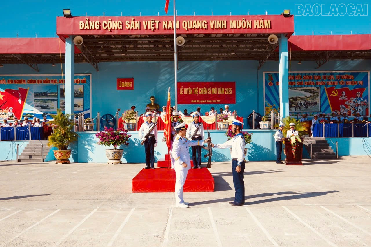 Đại tá Lê Tiến Thành, Lữ đoàn trưởng thực hiện nghi thức trao vũ khí cho chiến sĩ trong lễ tuyên thệ tại Lữ đoàn 957. baolaocai-tr_z6670077822255-a9da3f896ccfbb274587ecf3ec20731d.jpg