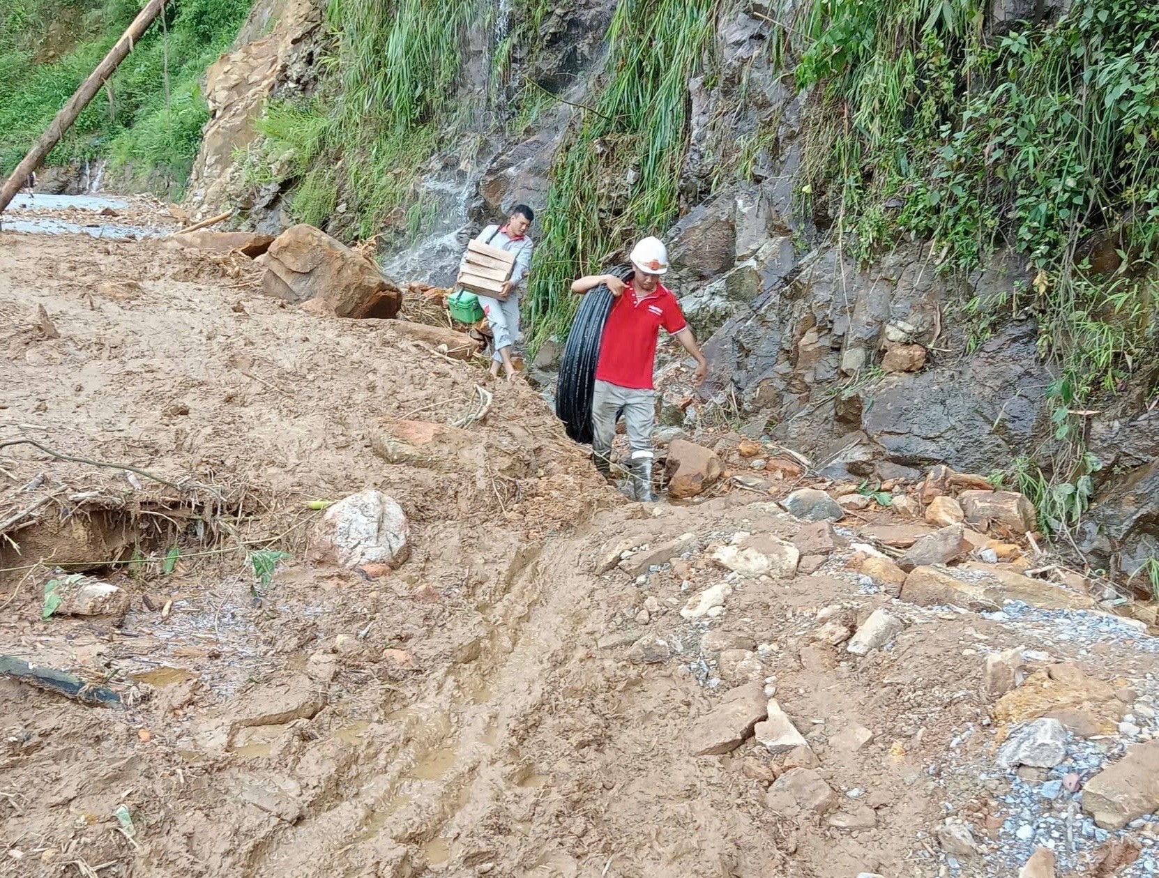 Các thôn bản, vùng "trắng sóng" có kế hoạch được phủ sóng băng rộng di động trong năm 2025. vuot-dia-hinh.jpg