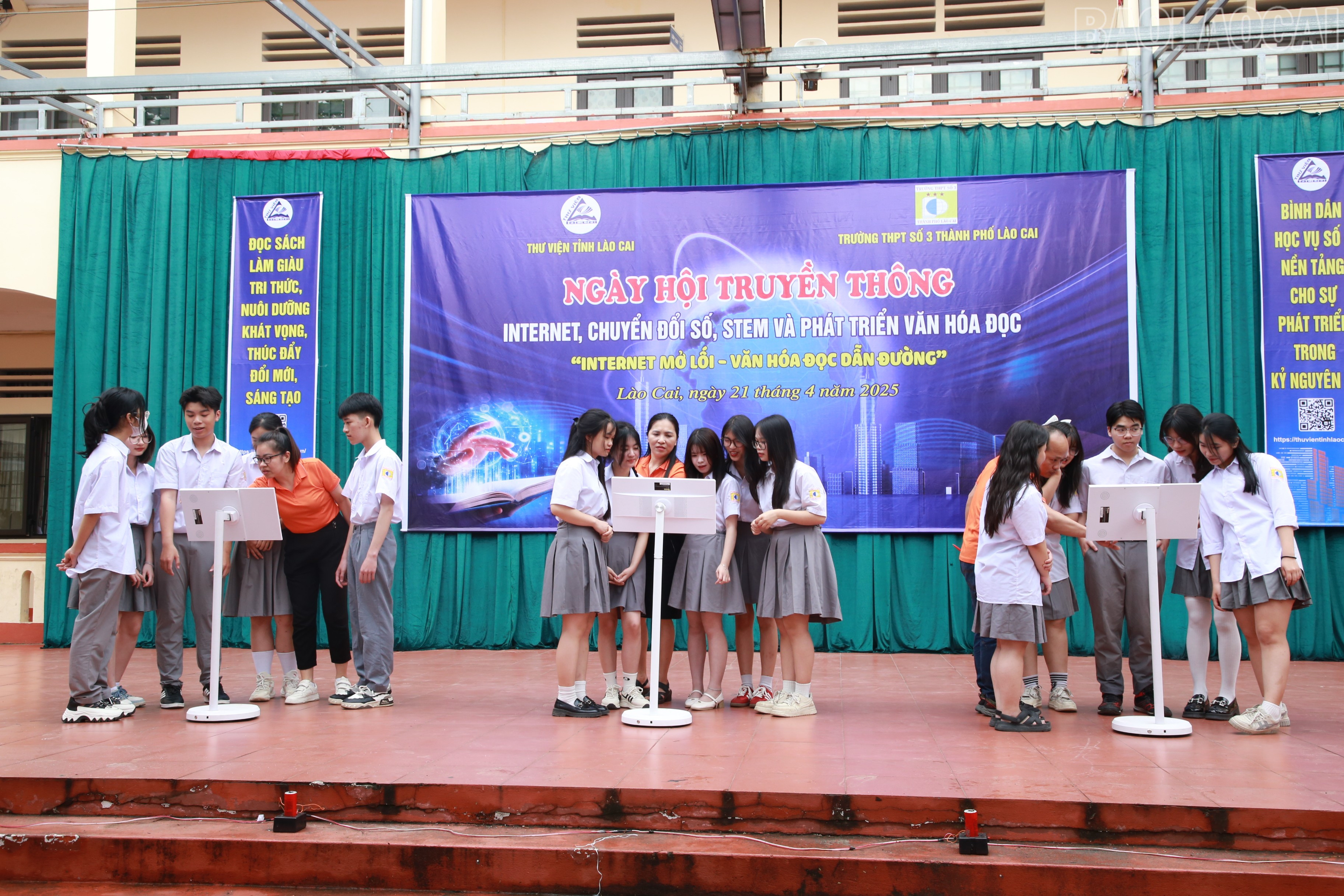 Tham gia cuộc thi tìm hiểu về internet. baolaocai-tr_img-0642.jpg