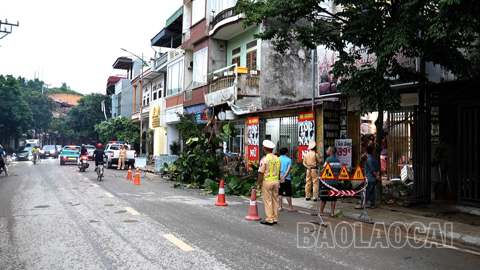Với phương châm “4 tại chỗ”, các địa phương đã nhanh chóng huy động lực lượng để khắc phục. 4-9503.jpg