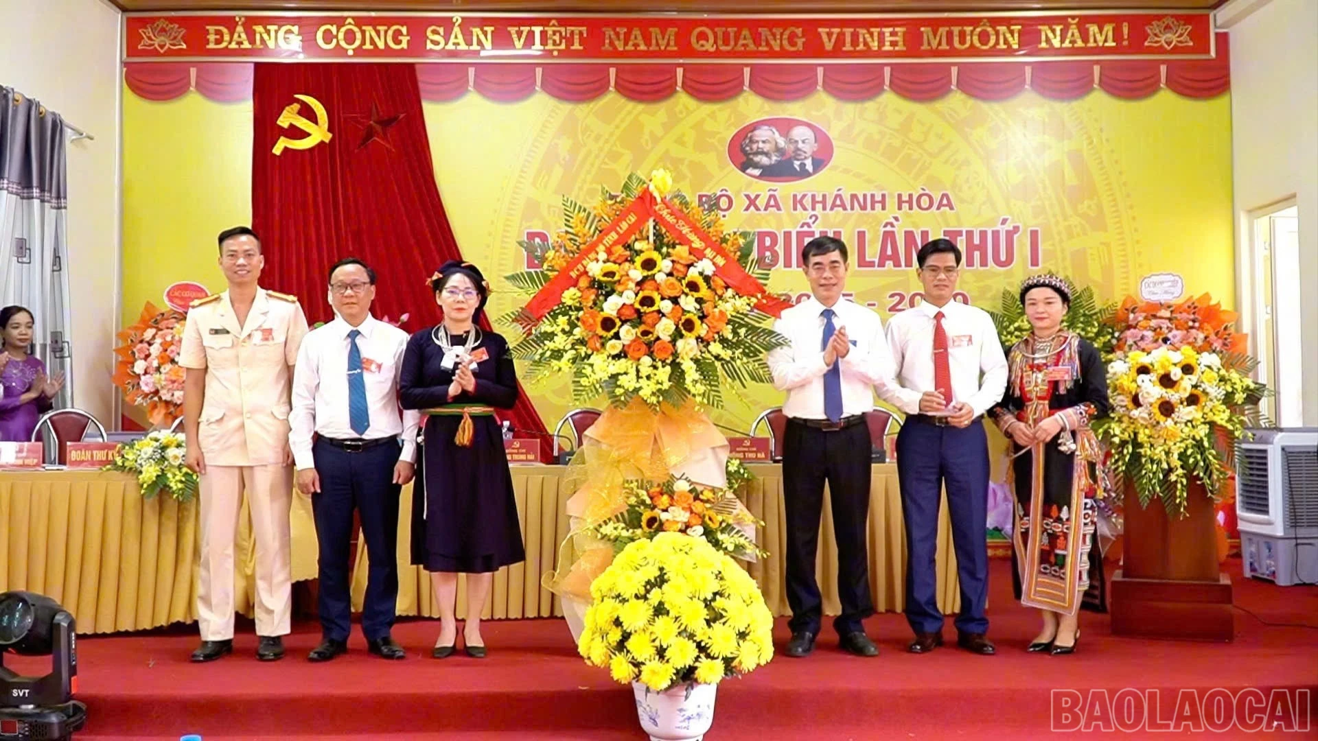 Đồng chí Đỗ Quang Minh, Tỉnh ủy viên, Phó Trưởng Ban Thường trực Ban Tổ chức Tỉnh ủy trao tặng lẵng hoa của Ban Chấp hành Đảng bộ tỉnh Lào Cai chúc mừng đại hội.