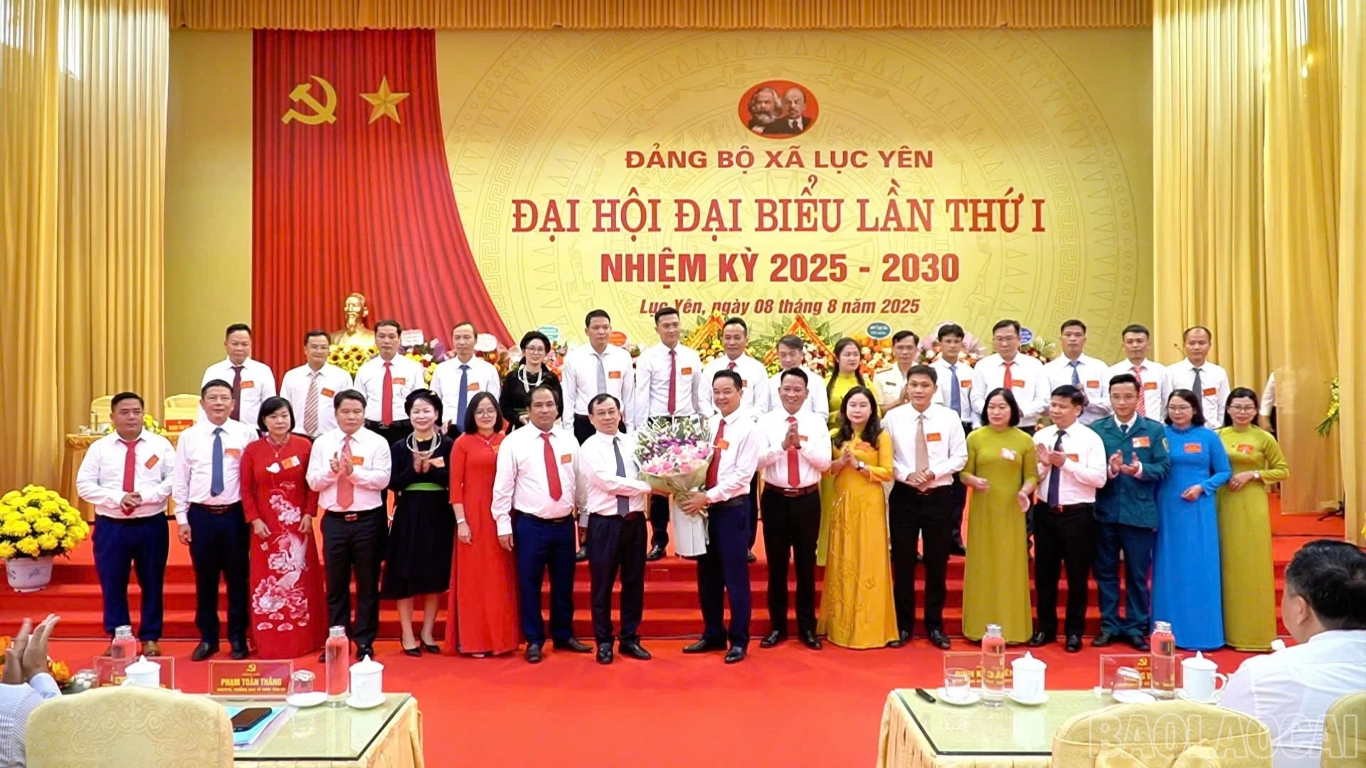 Ban Chấp hành Đảng bộ xã Lục Yên ra mắt đại hội.