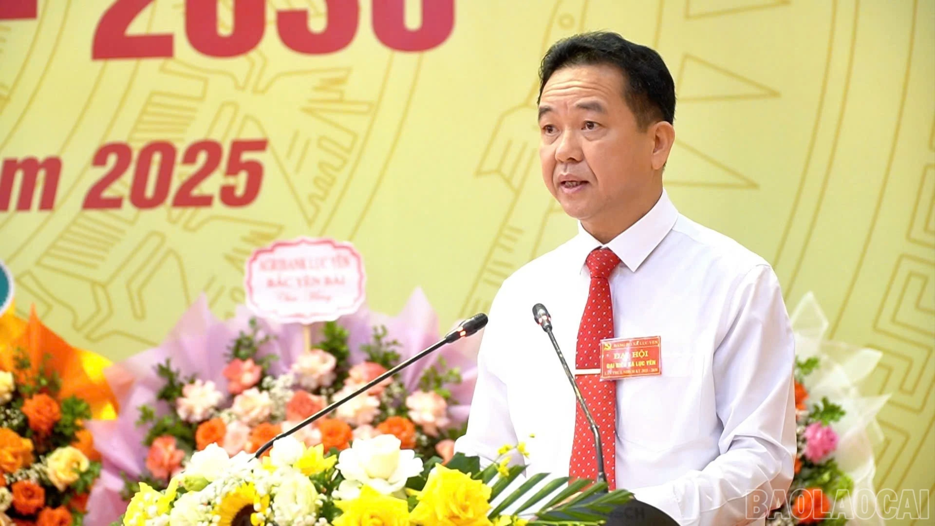 Đồng chí Đinh Khắc Yên, Bí thư Đảng uỷ xã Lục Yên phát biểu khai mạc đại hội.