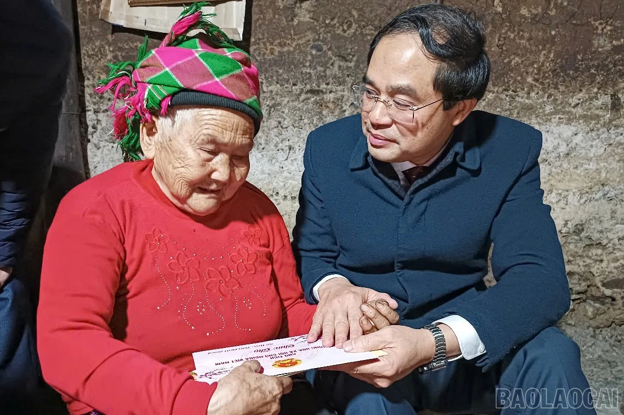 baolaocai-br_trong-cac-hoat-dong-tai-co-so-bi-thu-tinh-uy-chu-tich-ubnd-tinh-trinh-xuan-truong-luon-gan-gui-lang-nghe-y-kien-cua-nhan-dan.jpg