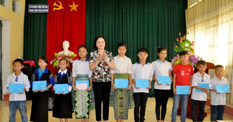 Bí thư Tỉnh ủy Phạm Thị Thanh Trà thăm và tặng quà Tết Trung thu tại Trung tâm Công tác xã hội và Bảo trợ xã hội Yên Bái ảnh 2 Bí thư Tỉnh ủy Phạm Thị Thanh Trà thăm và tặng quà Tết Trung thu tại Trung tâm Công tác xã hội và Bảo trợ xã hội Yên Bái ảnh 2