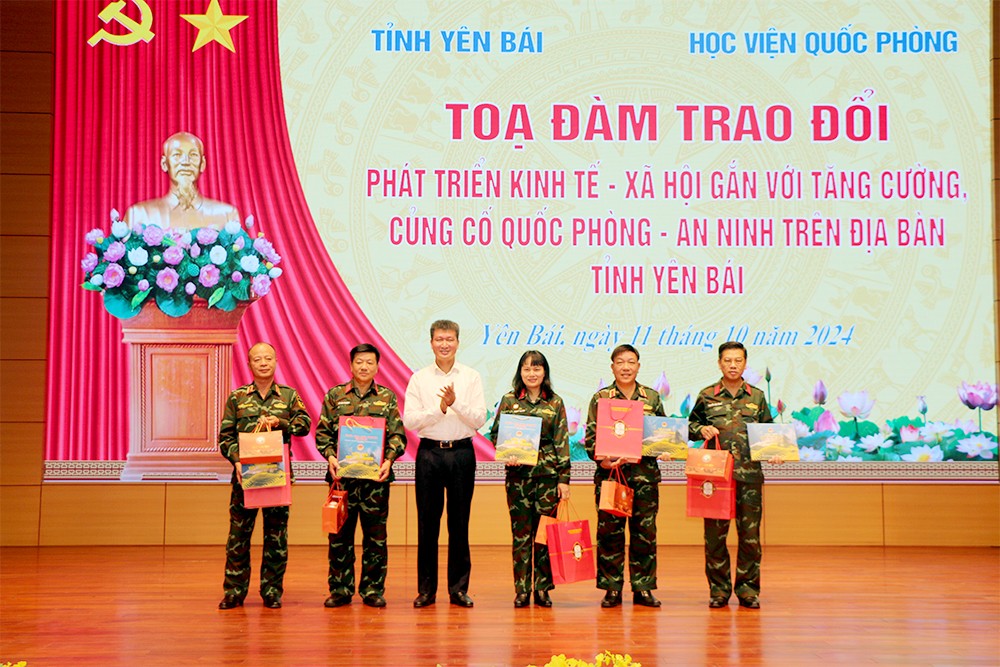 Tọa đàm trao đổi phát triển kinh tế, xã hội gắn với tăng cường củng cố quốc phòng, an ninh trên địa bàn tỉnh Yên Bái ảnh 5
