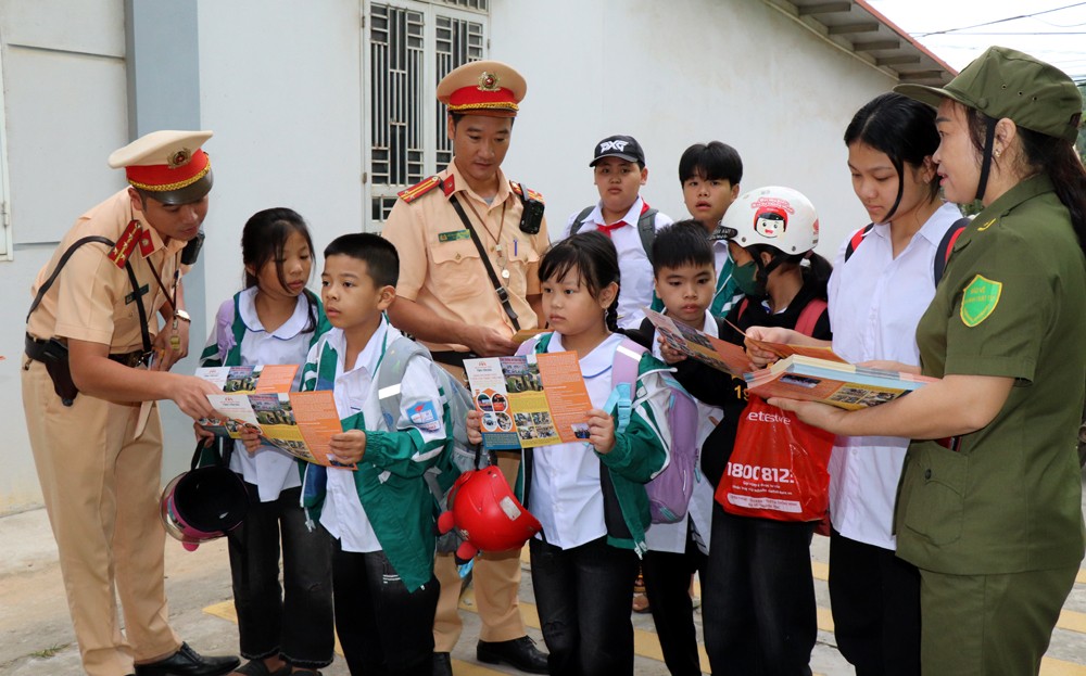 Yên Bái cao điểm đảm bảo an toàn giao thông cho học sinh ảnh 2 Yên Bái cao điểm đảm bảo an toàn giao thông cho học sinh ảnh 2