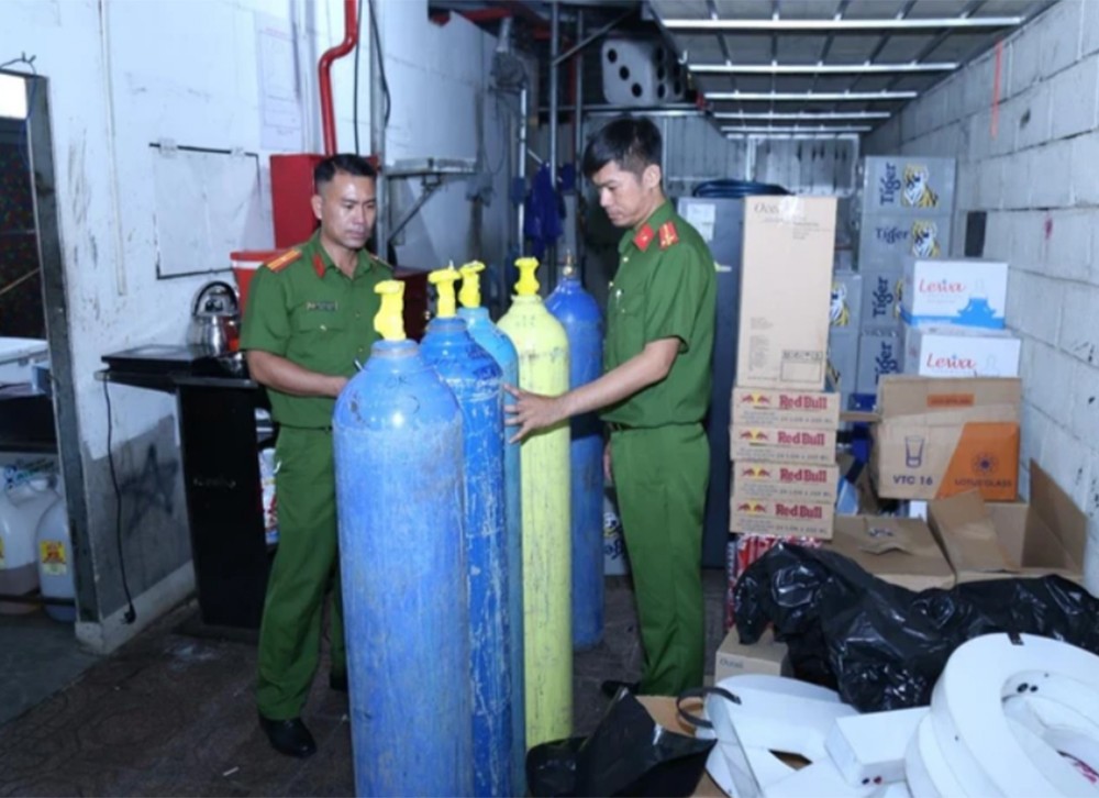 Gần 100 cảnh sát đột kích cơ sở kinh doanh quán bar, vũ trường trá hình ở Biên Hoà ảnh 1