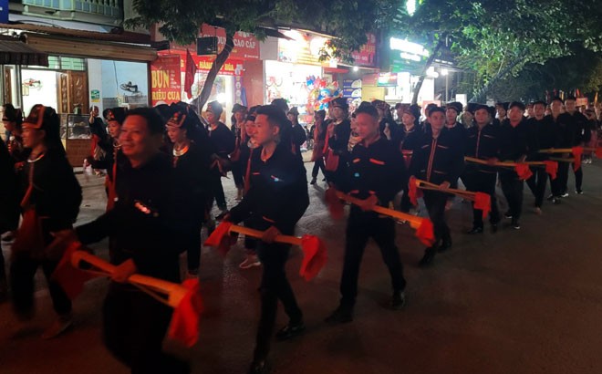 Lễ hội Quế Văn Yên lần thứ 4: Rực rỡ sắc màu diễu diễn "Người Dao xuống phố" ảnh 3 Lễ hội Quế Văn Yên lần thứ 4: Rực rỡ sắc màu diễu diễn "Người Dao xuống phố" ảnh 3
