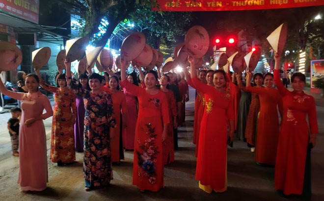 Lễ hội Quế Văn Yên lần thứ 4: Rực rỡ sắc màu diễu diễn "Người Dao xuống phố" ảnh 5 Lễ hội Quế Văn Yên lần thứ 4: Rực rỡ sắc màu diễu diễn "Người Dao xuống phố" ảnh 5