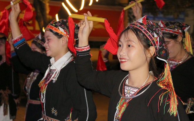 Lễ hội Quế Văn Yên lần thứ 4: Rực rỡ sắc màu diễu diễn "Người Dao xuống phố" ảnh 6 Lễ hội Quế Văn Yên lần thứ 4: Rực rỡ sắc màu diễu diễn "Người Dao xuống phố" ảnh 6