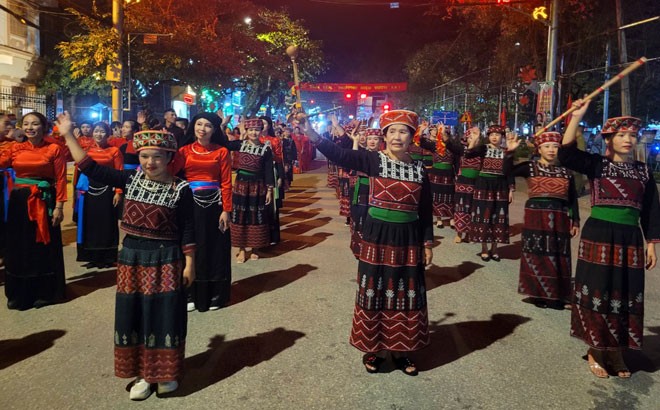 Lễ hội Quế Văn Yên lần thứ 4: Rực rỡ sắc màu diễu diễn "Người Dao xuống phố" ảnh 4 Lễ hội Quế Văn Yên lần thứ 4: Rực rỡ sắc màu diễu diễn "Người Dao xuống phố" ảnh 4