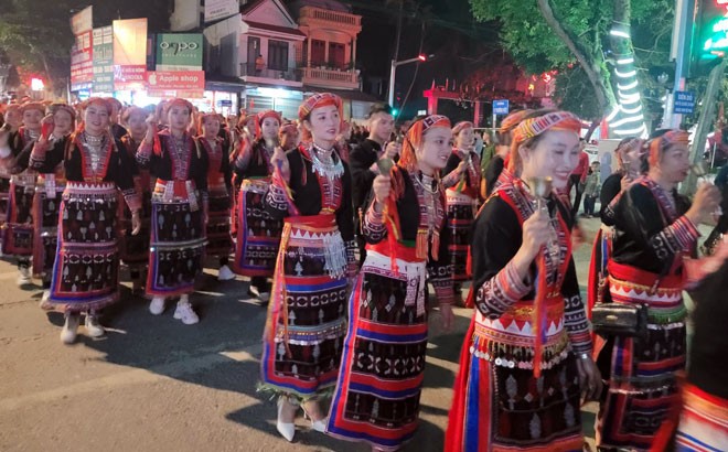 Lễ hội Quế Văn Yên lần thứ 4: Rực rỡ sắc màu diễu diễn "Người Dao xuống phố" ảnh 8 Lễ hội Quế Văn Yên lần thứ 4: Rực rỡ sắc màu diễu diễn "Người Dao xuống phố" ảnh 8